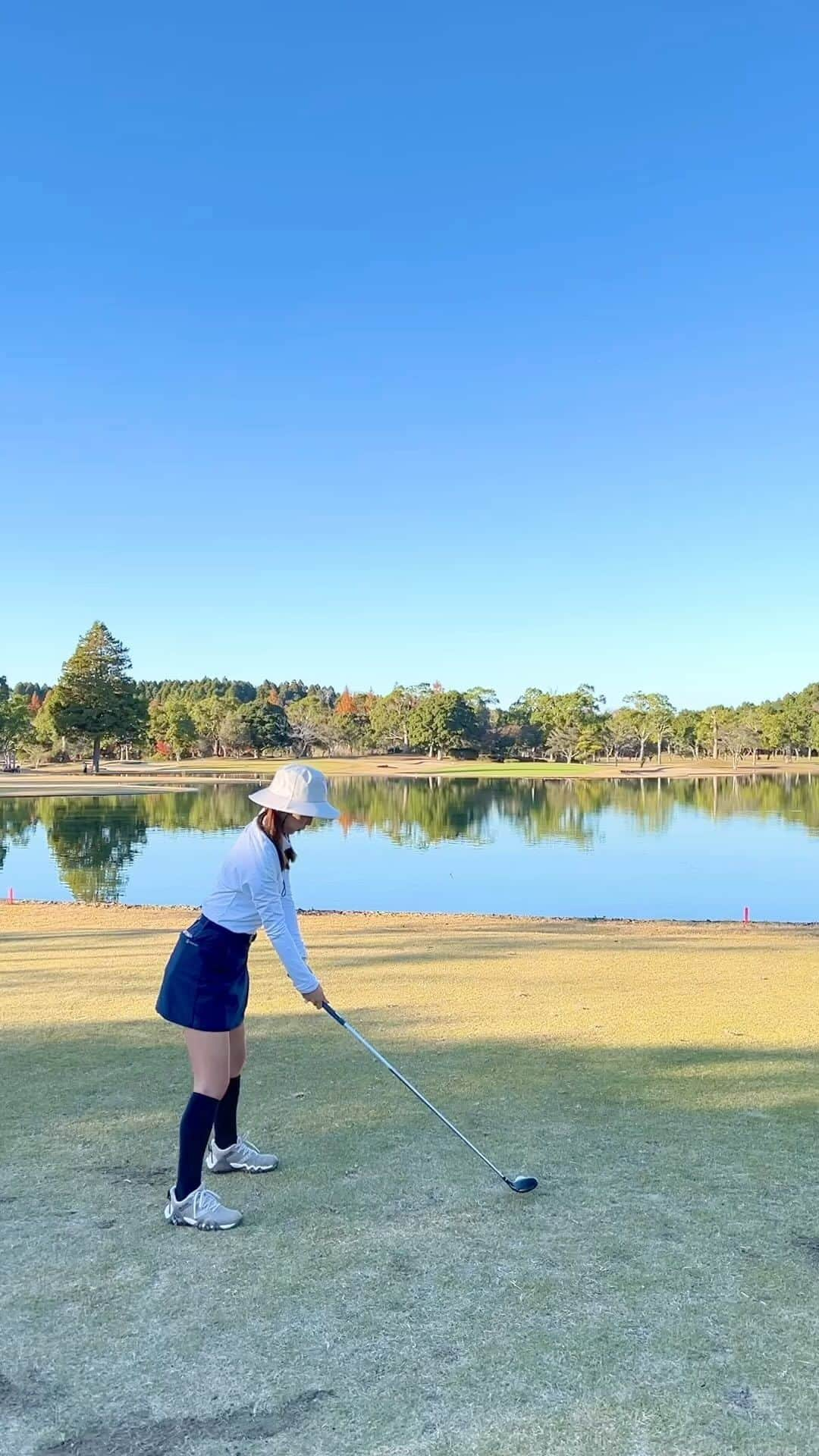 萩原菜乃花のインスタグラム：「目の前の池がプレッシャーのホール⛳️ グリーン右サイドに乗った〜！  この日は暖かくて気持ちよかったなあ🌞  #スイング動画#ゴルフスイング#ショートホール#池#ゴルフ#ラウンド#ゴルフ女子#ゴルフコーデ#ゴルフ男子#ゴルフウェア#アディダス#バケハ#ourfairway」