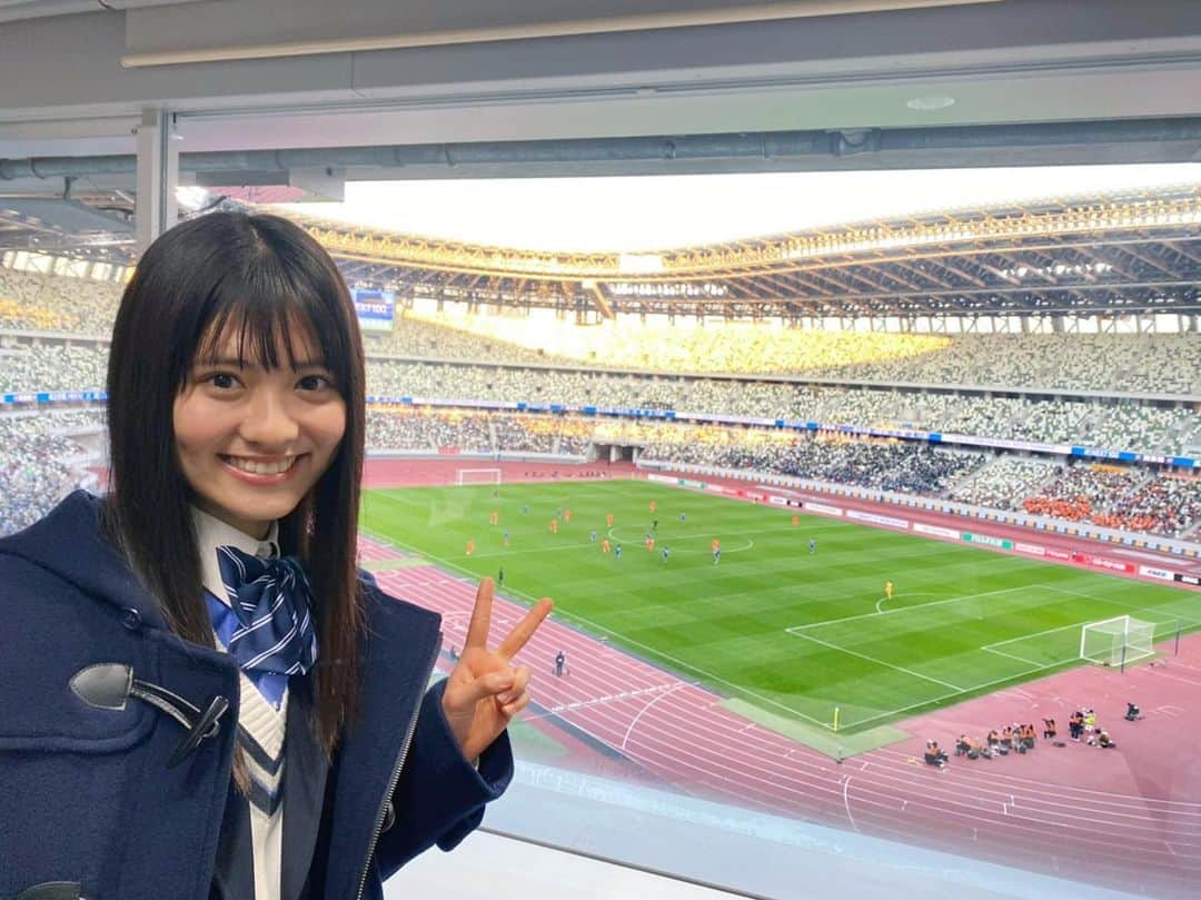 凛美さんのインスタグラム写真 - (凛美Instagram)「◡̈ ⁡ ⁡ 高校サッカー開会式、そして開幕戦 見てくださった方、会場に来てくださった方、 ありがとうございました！ ⁡ 選手たちの前を歩くという大役を務めさせていただき、 本当に一生の宝物になる貴重な経験をさせていただきました✨ ⁡ 収録や生放送、ずっと緊張していた1日でしたが 戦う選手たちや会場の応援を見て この大会にかけてきた本気の想いを感じました ⁡ 明日から戦う選手のみなさん、応援しています⚽️ ⁡ #第101回全国高校サッカー選手権大会#高校サッカー#応援マネージャー#NEXT100#開会式#開幕戦#凛美」12月28日 20時25分 - rimi_kenon_official