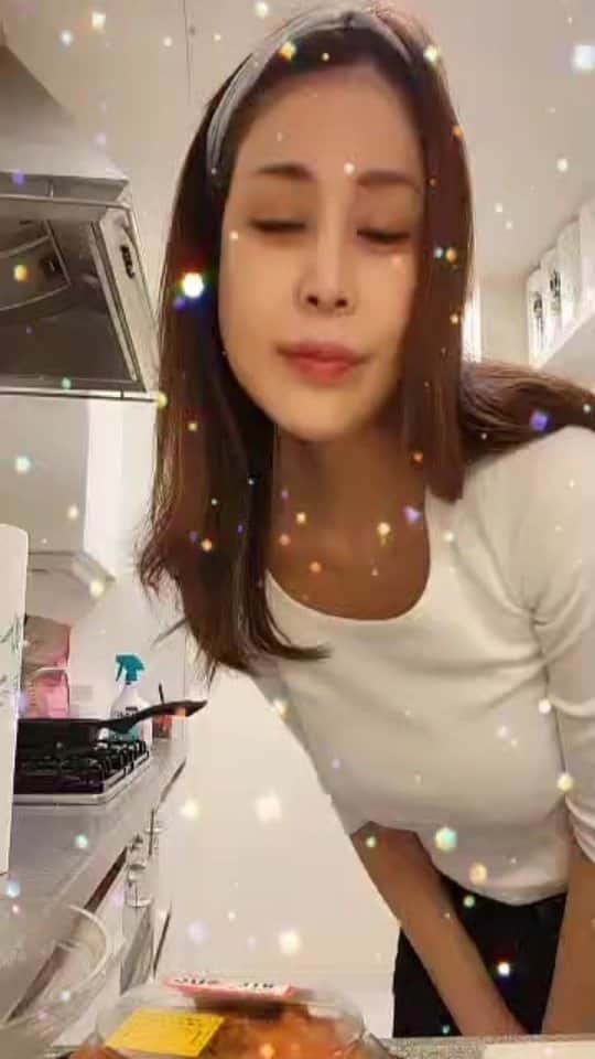 今藤霧子のインスタグラム：「Cooking a salad🥗」