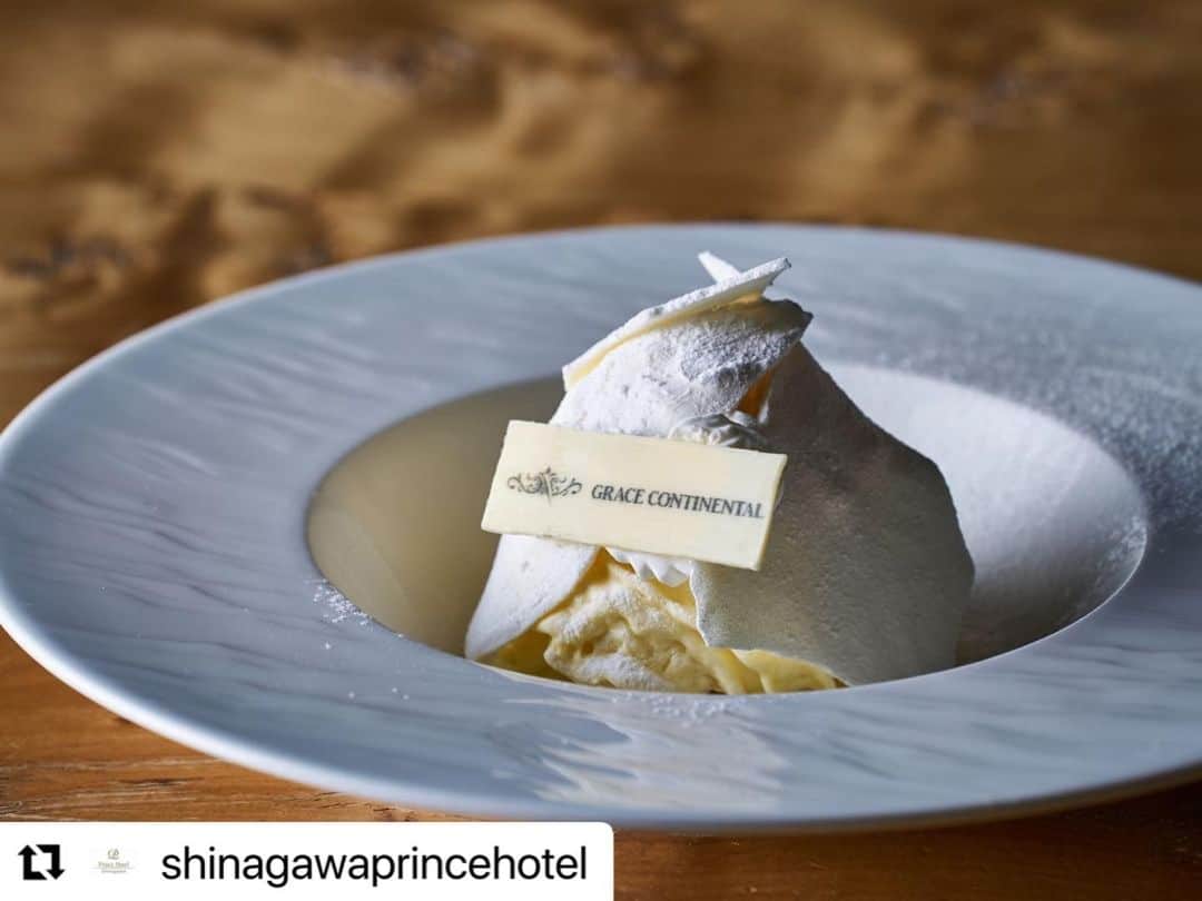 Table 9 TOKYO のインスタグラム：「１月３１日(火)までのコラボレーション、ぜひお楽しみください。  #Repost @shinagawaprincehotel with @use.repost ・・・ 2023年１月31日(火)まで 開業5周年を迎える「DINING & BAR TABLE 9 TOKYO」と25周年を迎えるONWARDグループのアパレルブランド「GRACE CONTINENTAL」による特別なコラボレーションを開催中。  シェフおすすめコース”スペシャリティランチ”のデザートでは「GRACE CONTINENTAL」のブランドロゴが施されたプレートを添えてご用意。  夜景を一望するNINE BARでは「GRACE CONTINENTAL」のブランドロゴが施されたマカロンと、チョコレートを。  "Dress for Winter Magic"をテーマにGRACE CONTINENTALの世界観で彩られた店内でくつろぎのひとときをお過ごしください。  詳しくはプロフィール欄のリンクより公式WEBサイトをご覧ください。 #gracecontinental #グレースコンチネンタル #table9tokyo #品プリ #品川プリンスホテル」