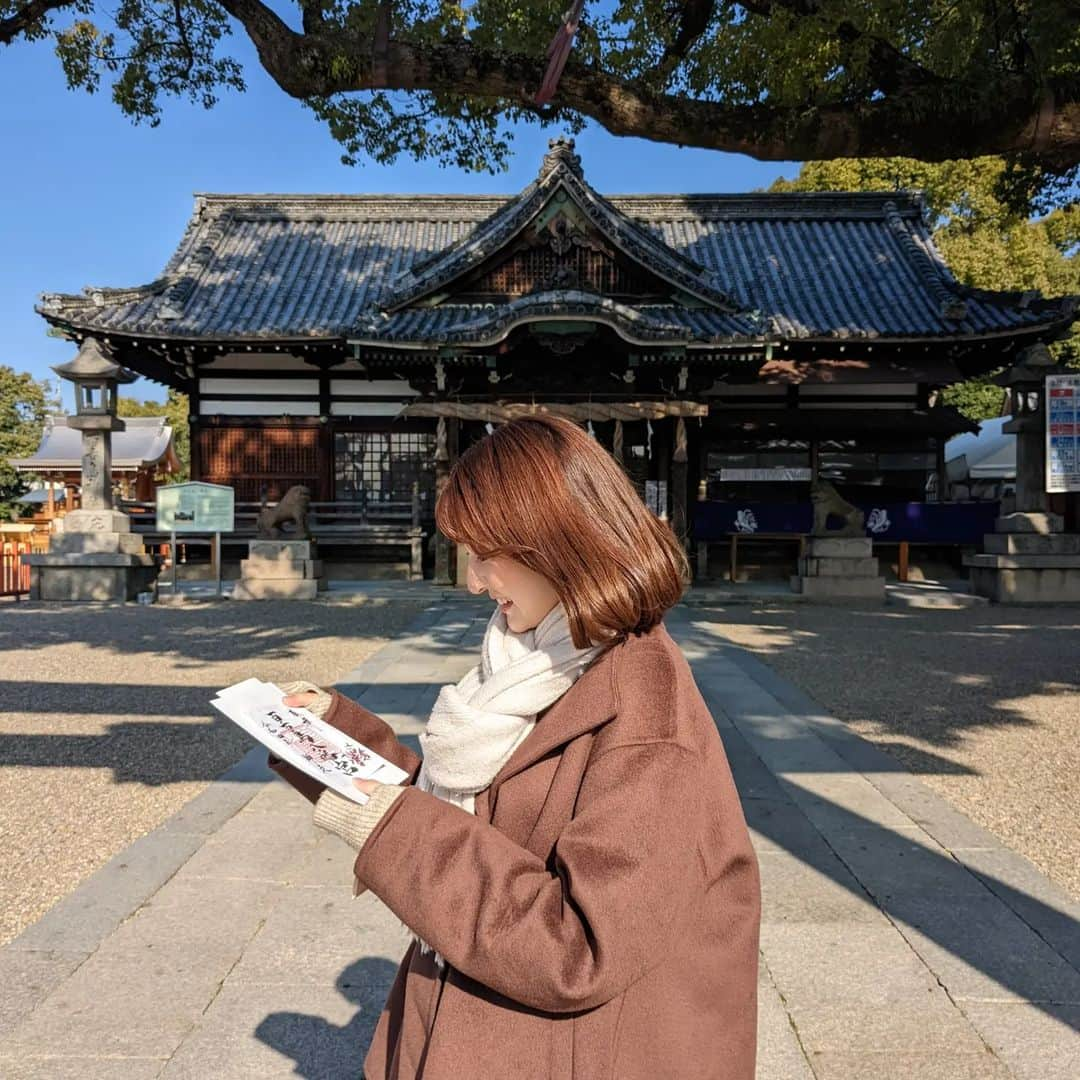 芥田愛菜美のインスタグラム：「. 仕事納めてきました。 今年は堺市で沢山お世話になったので 締めに #百舌鳥八幡宮 へ⛩️  歴史や神社仏閣に関わる仕事をしてきて プライベートでも神社仏閣巡りが好きになって 御朱印帳もちょうどピッタリ2冊うまった！ 今回の百舌鳥八幡宮については @sakaisikitaku_official  でも投稿して頂いてます。  あと、来年の十日戎は今宮戎神社で ご奉仕する予定なのでお待ちしてます〜🤍！  #北区みんなで写真日記」