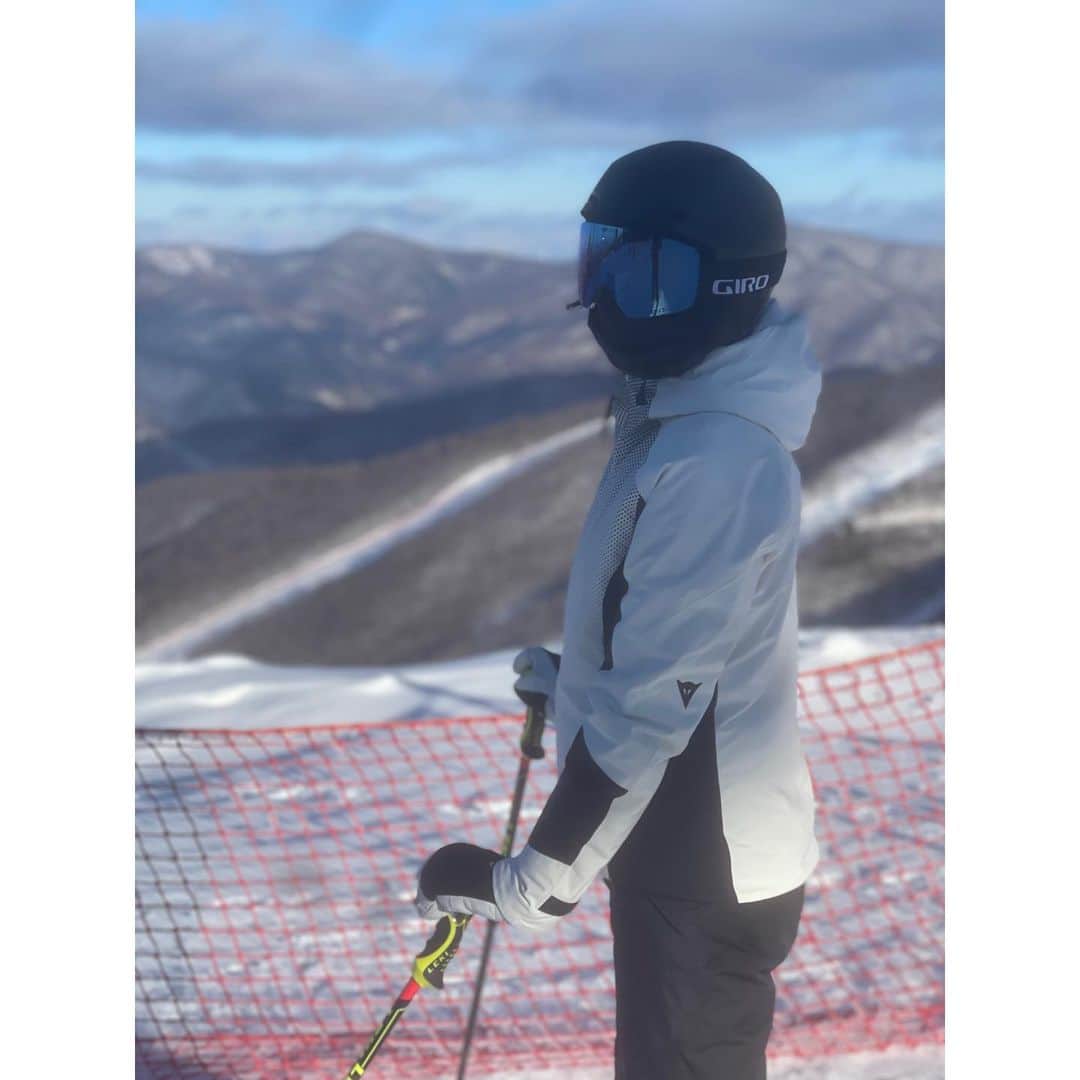 ジョン・ジェウンさんのインスタグラム写真 - (ジョン・ジェウンInstagram)「. 올해 첫 스킹⛷️ (격하게 잘 타구 싶다)  #skiing」12月28日 20時39分 - jaeeunchung__