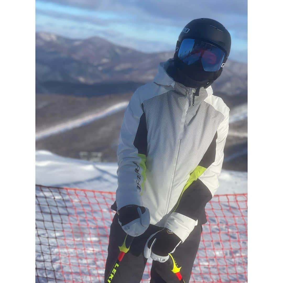 ジョン・ジェウンさんのインスタグラム写真 - (ジョン・ジェウンInstagram)「. 올해 첫 스킹⛷️ (격하게 잘 타구 싶다)  #skiing」12月28日 20時39分 - jaeeunchung__