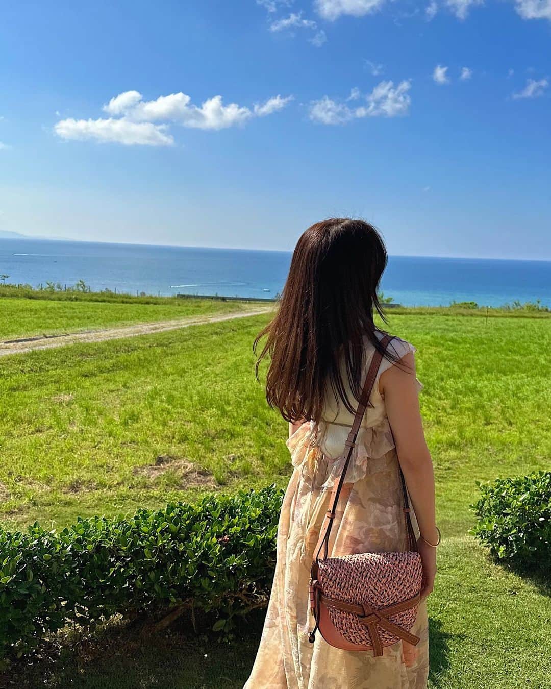 飯坂采子さんのインスタグラム写真 - (飯坂采子Instagram)「もうすぐ今年も終わっちゃうということで、、今年の思い出を🎞！⠀ 10月のことだけれど、、今年一番の思い出は沖縄旅行かな？あと夏に親友ちゃんと🐶とのホンカスもね！⠀ ⠀ コロナ禍になってから初めての飛行機で数年振りすぎて国内旅行なのにドキドキしたのもいい思い出😂笑 旅行先に選んだのは、小学生の頃から一度は行ってみたいなーって思っていた沖縄でした！⠀ リゾート地では何もしないでビーチかプールサイドでのんびりがすき🌴🤍だからホテル選びは、ホテル内で楽しめるをポイントにしてます。今回は、 @fusaki_ishigaki へ♡サンセットもほんとっに綺麗だった〰️⠀ ⠀ 1日目のコーデ🍃⠀ onepiece : @hm⠀ bag : @loewe⠀ accessory : @dior @joueteofficial⠀ shoes : ？⠀ ⠀ リゾート地では、プチプラ服のワンピを着る率高め！汚れるとか気にせず着れてワンピは水着に着替えるのもラクだから🙆🏼‍♀️たっぷりなフリルに華奢なリボンがポイントの花柄ワンピースがリゾート地にぴったりでした🥰♥️⠀ ⠀ #okinawa#ishigakijima#fusakibeachresort#seadress#casselini#1003#HMxME#handm#loewe#dior#jouete#沖縄#石垣島#フサキビーチリゾート#シードレス#キャセリーニ#ミルミル本舗#エイチアンドエム#ロエベ#ディオール#ジュエッテ#150cm#150cmコーデ#Sサイズコーデ#低身長コーデ#あや_ふく#あや_日記」12月28日 20時49分 - ayamini316