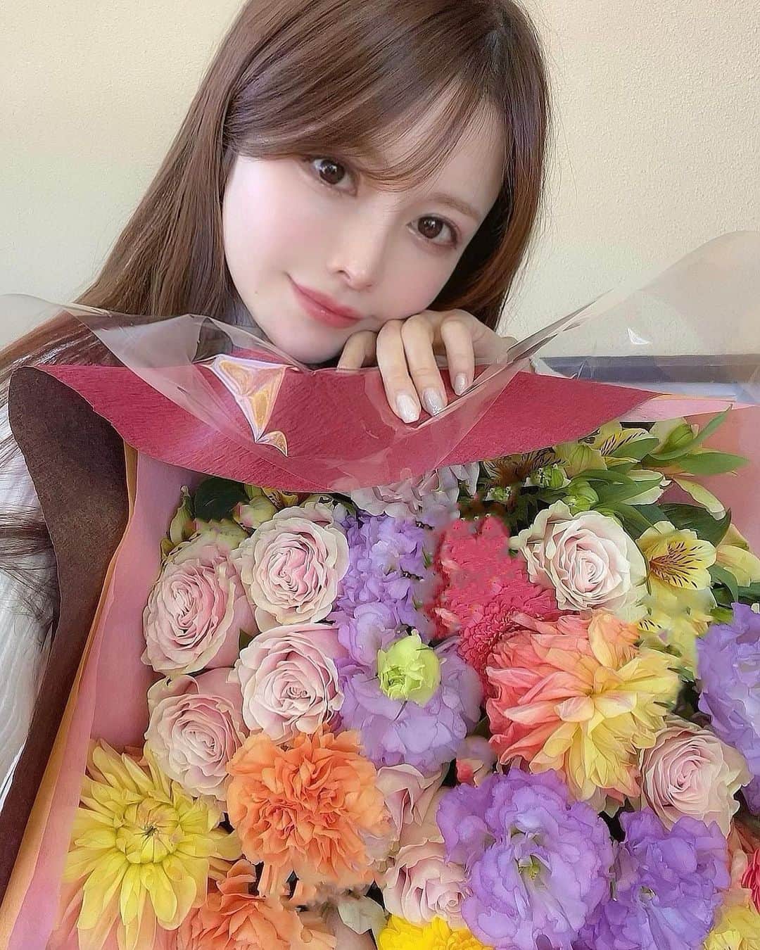 のインスタグラム：「． 両手に収まりきらないくらい大きい花束もらった💐🤍 だいすきなみんなからのサプライズ☺️ 気持ちが嬉しいよ〜 一生友達でいてな🤜🏻🤛🏻 #🎂」