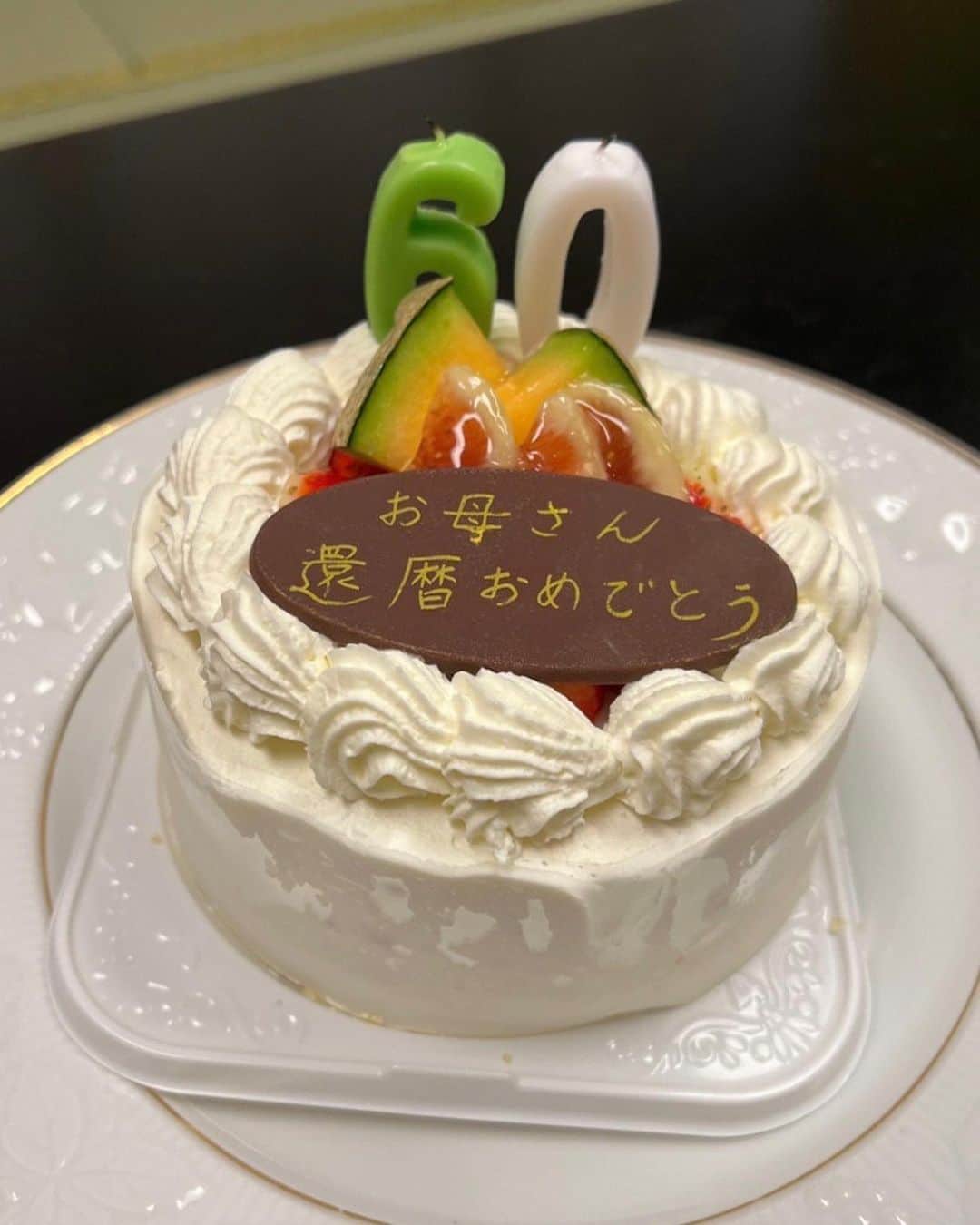 寺田有希のインスタグラム：「今年、母が還暦を迎えたということで 先日家族でお祝い旅行へ✈️㊗️✨  色んな旅先を考えたけど、 昔の思い出もギュッと詰まった淡路島にしました🌀🐟✨ ちょっといいお部屋で、 海の幸をふんだんに使ったお料理を✨  おめでとう、母よ ありがとう、母よ  これからも朗らかでかわいい、 自慢の母でいてくださいな🤱✨  #還暦祝い #還暦祝いプレゼント #おめでとう #淡路島 #淡路島グルメ #家族旅行 #寺田有希 #teradayuki」