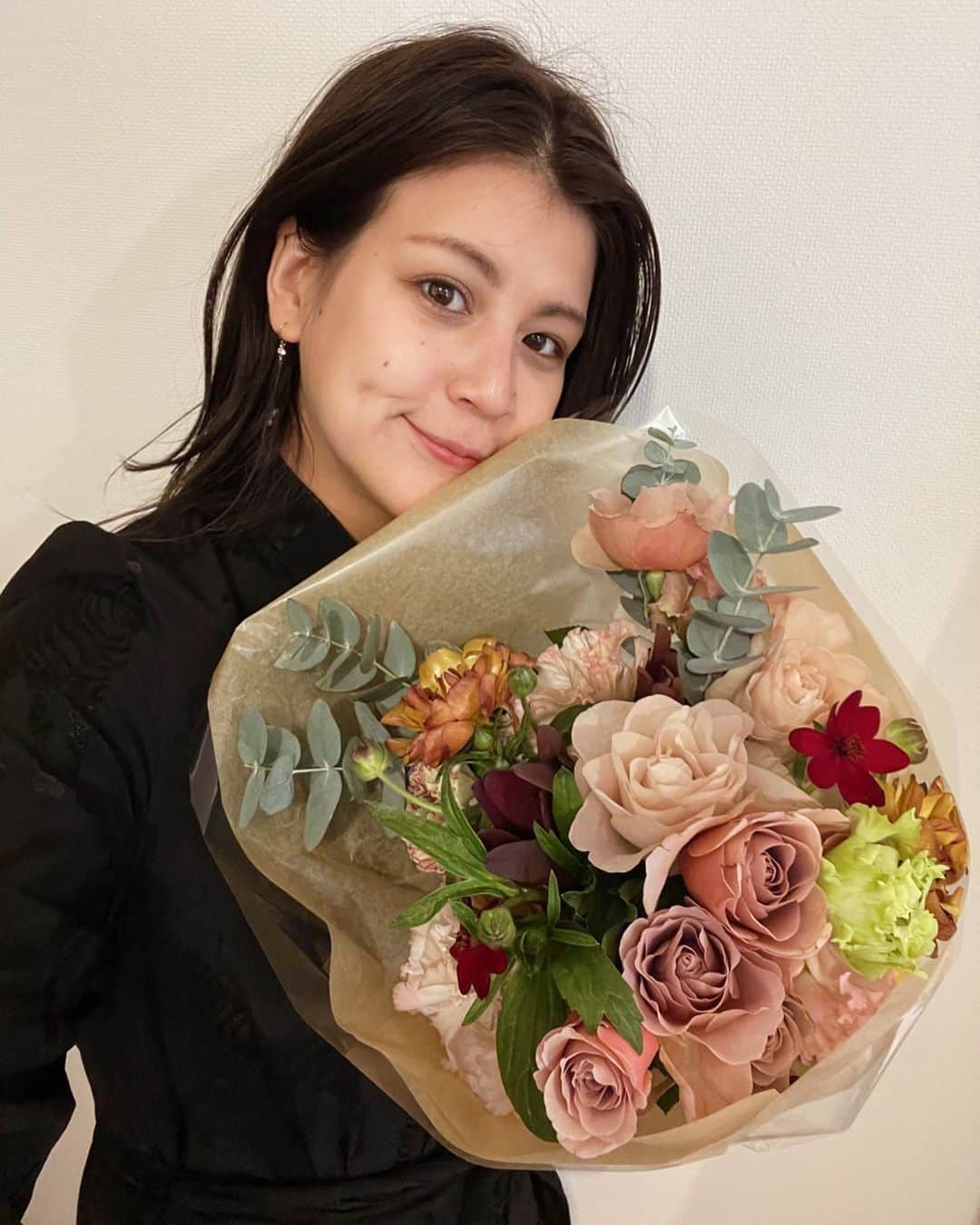 九里聖莉奈さんのインスタグラム写真 - (九里聖莉奈Instagram)「. ⁡ 自分が若い頃思ってたような大人な自分ではなく まだまだ未熟なところもたくさんありますが、 ⁡ 今の自分がこうしてあるのは、 いつも気にかけてくれる周りの皆様がいるからです🥲🫶 ⁡ 来年はまた新しい年になるような動きもありつつ、 ある意味節目であるこれからの1年。 がむしゃらに頑張ります！おー！🔥🔥 ⁡ #kuriseri #it'smybirthday ⁡ ⁡」12月28日 20時58分 - serinakuri