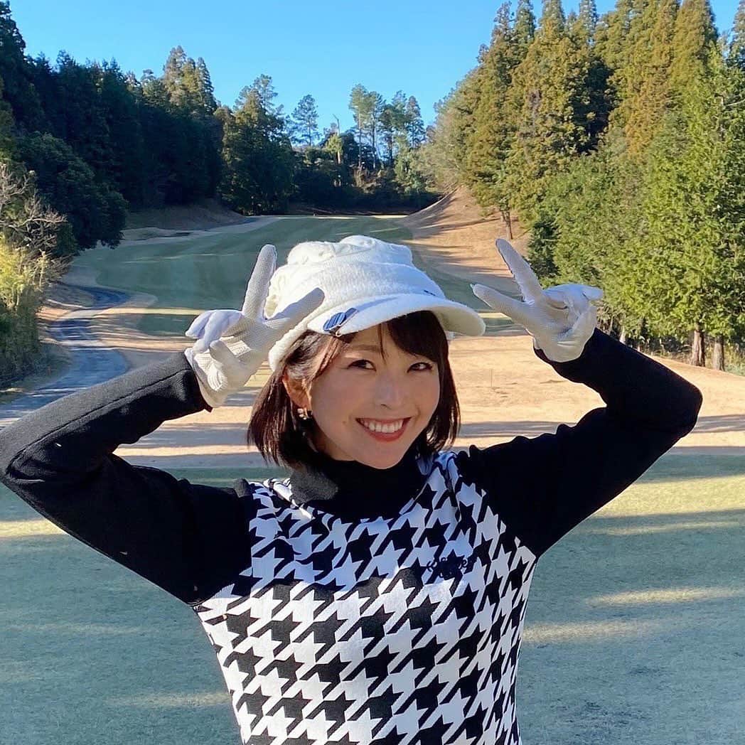 小尾渚沙のインスタグラム：「2022年　打ち納め⛳️  ゴルフウェアの中には極暖ヒートテックとハイネックを重ね着💪🏼 モコモコ状態で臨みました🤣  はぁ〜ゴルフ楽しいな〜💕 来年はもっと上手くなりたいな〜💕  お仕事関係の皆様、お友達の皆様、 来年もどしどし誘って下さ〜い💪🏼✨ . . #ゴルフ #ゴルフ女子 #趣味 #小尾ールタイム #日本長江ゴルフクラブ」