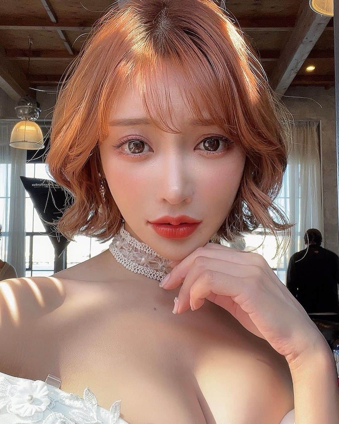 明日花キララのインスタグラム：「皆様いかがお過ごしでしょうか。  今年も残り僅かですね🍶  私がオーナーを務めております銀座J-VOGUEは10月にリニューアルオープンをしてからお陰様でご好評いただいております👩🏼‍🦰  来年は皆様に楽しんでいただける様なイベントも考えておりますので楽しみにしていてください。  まだ、ご覧になられていない方は 是非一度来店頂けましたら嬉しいです。  今年は本日まで、年始は1月5日より営業開始をします🎍」