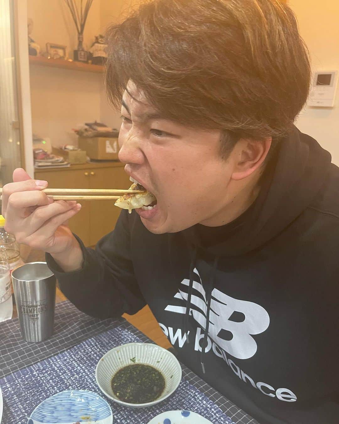 村上宗隆のインスタグラム：「大好きなかーさんの餃子  うましゃぶ  馬レバ🐎  #母飯」