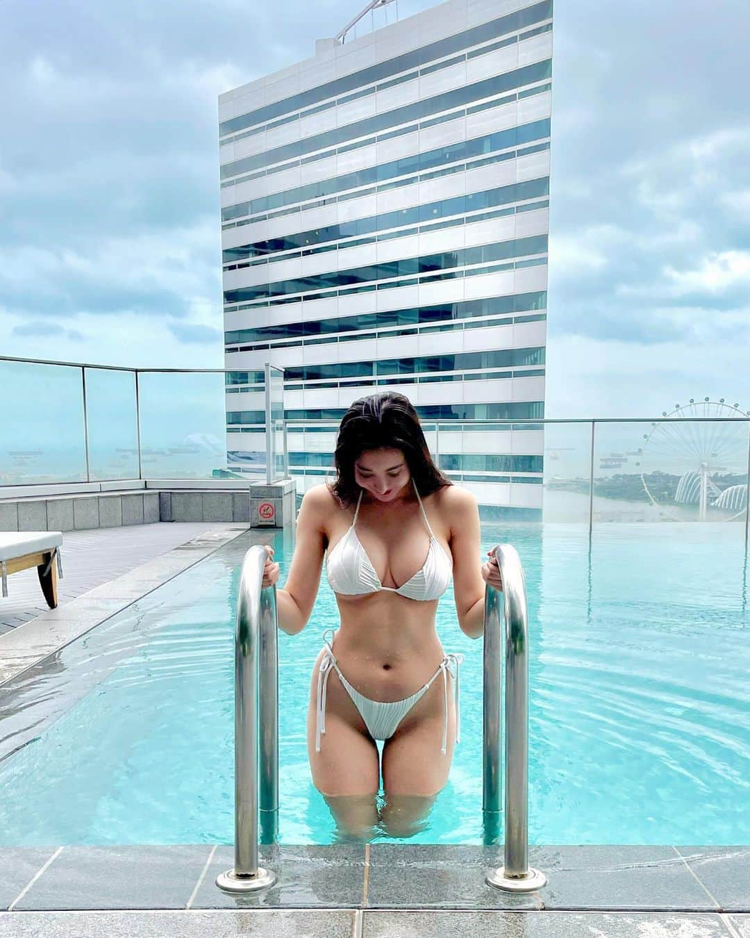 関綾乃さんのインスタグラム写真 - (関綾乃Instagram)「シンガポールで泊まったAndazめっちゃ良かった🥰🙏 プールも満喫しました🏊‍♀️ ・ ・ ・ シンガポール全体的に曇ってる日が多かったけど、気温ちょうど良くて過ごしやすかったです💕 ・ ・ ・ #シンガポール旅行#シンガポール#シンガポールアンダーズ#アンダーズシンガポール#シンガポールホテル#ホテルプール#andaz#andazhotel #andazsingapore #singapore #singaporehotels #グラビアアイドル #グラビア #グラビアモデル#巨乳 #美人 #美女 #アイドル #モデル#japanesegirl  #asiangirls#sexybodies#gravureidol#bikinimodel#bikini 　#beautifulgirls#pretty#kawaii #prettygirls」12月28日 21時04分 - ayano_1220