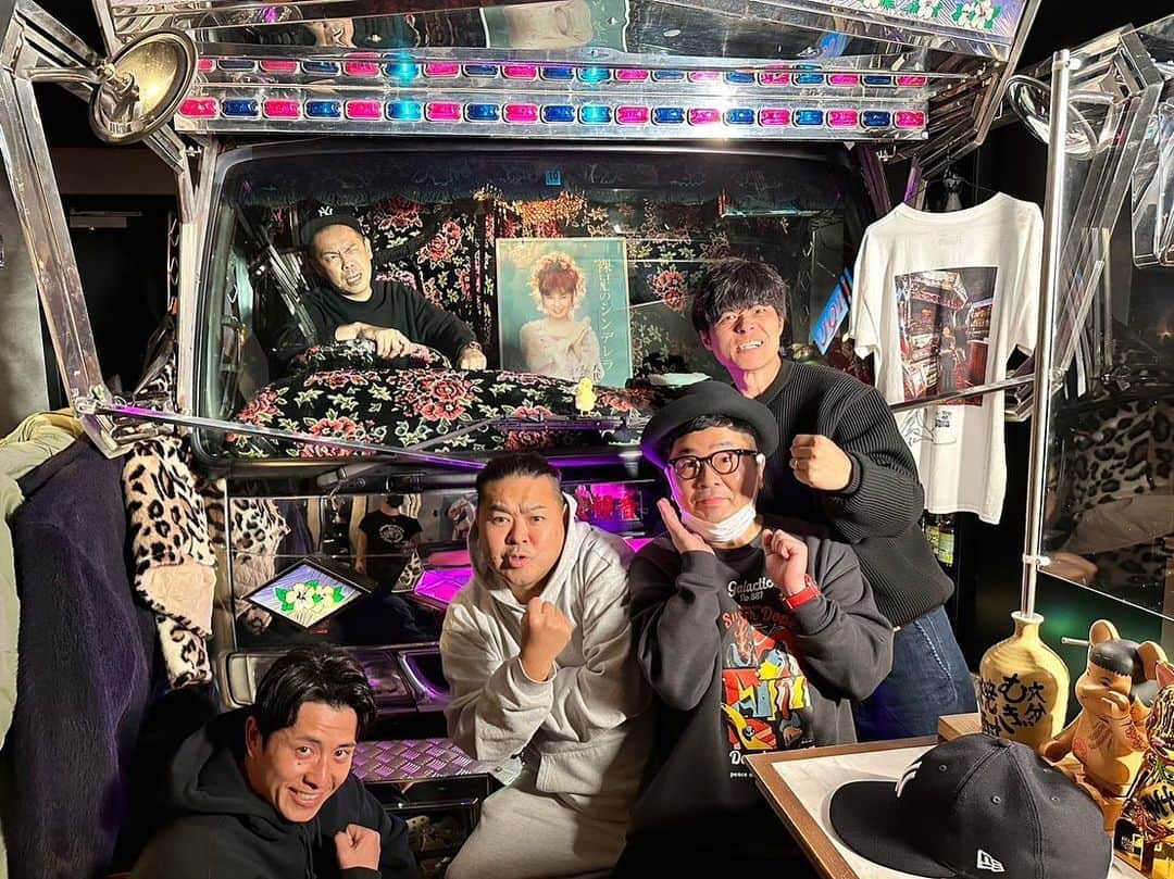 宮地謙典さんのインスタグラム写真 - (宮地謙典Instagram)「10年以上前から定期的に集まっている『ツッコミ会』忘年会でした。 コロナもあって3年ぶりの開催。  先輩、後輩の関係だけど 友達みたいにずっと喋ってられる唯一無二な存在。  昨日も安定のゴシップ話し！笑  最高だったぜ！ また集まりましょうね！  #タカトシトシさん #ダイノジ大地さん #パンブー黒瀬 #オリラジ藤森 #作家業メインでほとんどツッコんでないけど」12月28日 21時07分 - miyajinibugo