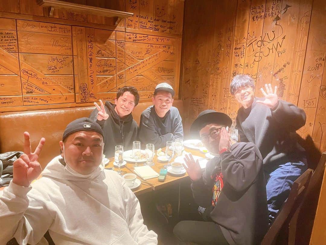 宮地謙典さんのインスタグラム写真 - (宮地謙典Instagram)「10年以上前から定期的に集まっている『ツッコミ会』忘年会でした。 コロナもあって3年ぶりの開催。  先輩、後輩の関係だけど 友達みたいにずっと喋ってられる唯一無二な存在。  昨日も安定のゴシップ話し！笑  最高だったぜ！ また集まりましょうね！  #タカトシトシさん #ダイノジ大地さん #パンブー黒瀬 #オリラジ藤森 #作家業メインでほとんどツッコんでないけど」12月28日 21時07分 - miyajinibugo