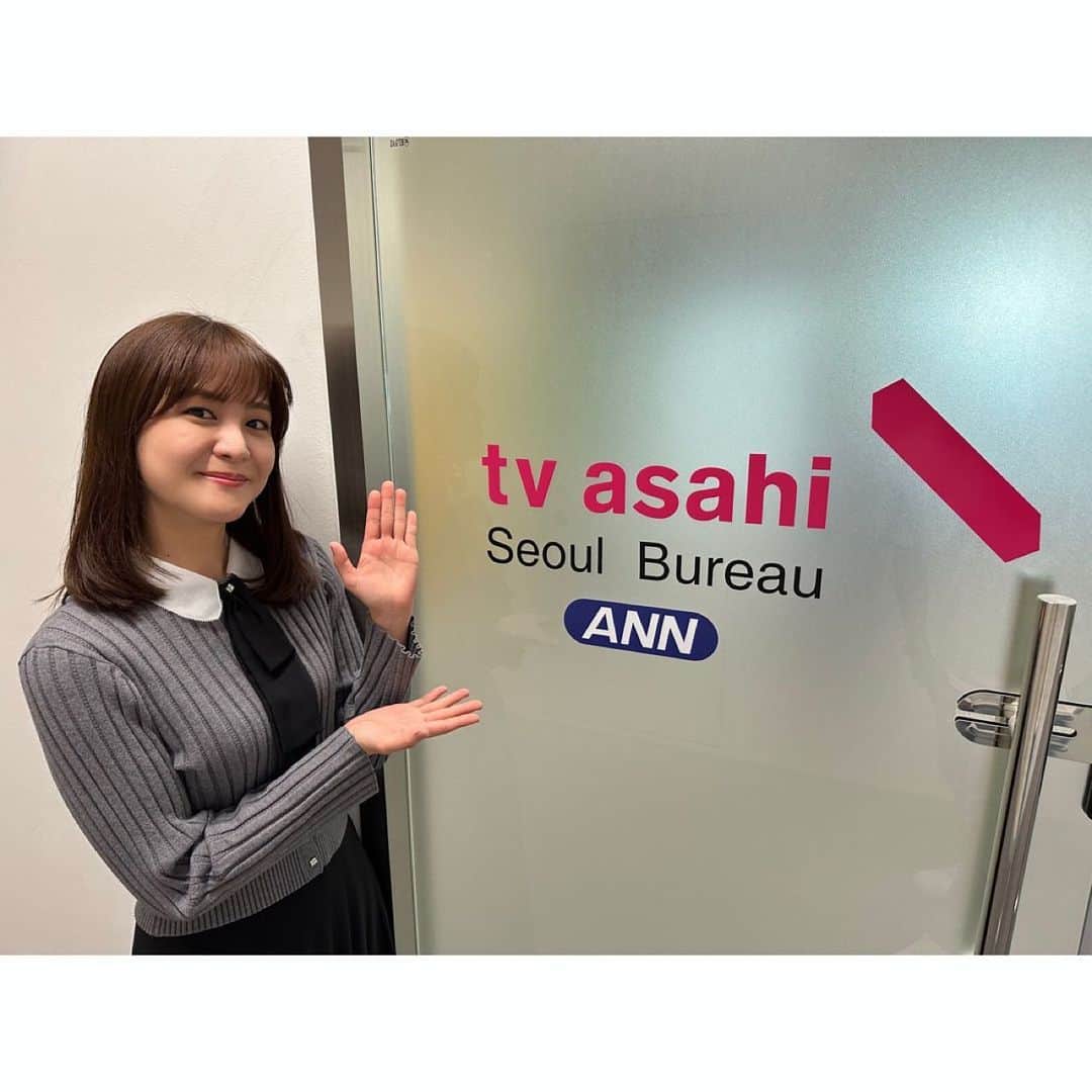 林美桜さんのインスタグラム写真 - (林美桜Instagram)「. 少し前の韓国一人旅の振り返り 自己満足で続けます🙇‍♀️ 一日目の大反省会のあと ホームシックをかなぐり捨てて…頑張ると決めた . 〜2日目〜 . 2）干し鱈のスープ（朝ごはん） 以前も訪れたことがあるお店 優しいスープが身に染みて🫶 オキアミ？とネギを入れながら食べるとさらにおいしい🥹 ハッピーな気持ちで店を出る間際、 二日酔いにもおすすめと書かれた看板を見かけて 二日酔いどころか なんもしてない昨日をまた思い出して 心折れかける。 . . 1.3）ソウル支局へ ※観光地ではありません！ 見学させてもらう約束を前もってしていたので向かう🏃 まず降りる駅を間違える もちろん迷子 結局、支局長に迎えにきていただく （申し訳なさすぎる。くぅ🥲） 落ち葉舞う中、軽やかに走ってくる支局長がスローモーションに見える。か、かかか神様…🥹 🍂　🍁　🍂 また救ってもらって着いたソウル支局。 ソウル支局はもちろん韓国人の方がほとんどなのに 日本語が飛び交っていてびっくり。 そしてなによりみなさんあたたかくて🥹 家より居心地よかった。笑 こんなふうに中継してるんだとか、 こんなふうに普段仕事してるよとか 色々お話聞いて学んで✏️ ここに載せてないですが、 集合写真までお願いしてしっかり撮ってもらい （図々しすぎて。本当に🙇‍♀️） 宝物になりました。 ※観光地ではありません！ . . 4.5）タッカンマリ #닭한마리  韓国ドラマをみていると、 会社員たちが昼休みになると 同僚を引き連れてランチに出かけるシーンがよくあって ずっと憧れだったんですが、 ちゃっかり夢叶えました🥹 支局のみなさんと食べました。 現地の皆さん、やっぱりランチ団体で楽しく食べてました。 昼でも鍋！！ドラマで見たそのまんま！！ タッカンマリの最後のうどん。絶品。 . . 6.7.8.9）ソンスドンへ #聖水洞#성수동 急に元気になり向かった ソンスドンでは 韓国の大好きな日常系YouTuber planDさんの真似して 同じお店をまわりました🫶 @_plan_d  工場の並びにおしゃれなお店が急に現れたり、 新旧が入り混じった街並みがおしゃれで めちゃくちゃ気分上がりました！ （街並み一枚も写真撮ってないけど） あと、現地の若いおしゃれな方が多かった。 セレクトされた小物がいちいちオシャレ☺️  私の写真センスがないため全く伝わらないのが とっっても残念 . . 10）コモングラウンド　#COMMONGROUND 1人じゃこの写真で限界 . 夜ご飯写真忘れ。 . 支局のみなさんに感謝の二日目🥹🥹🥹 流石に地下鉄の改札に慣れました。 2日目完。  #韓国旅行#한국여행 #韓国#한국#韓国旅#旅行#여행#一人旅」12月28日 21時08分 - miou0hayashi