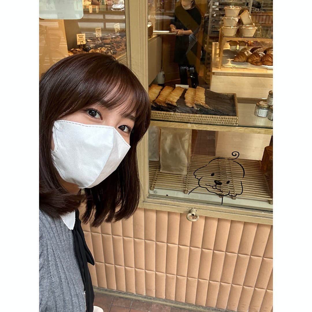 林美桜さんのインスタグラム写真 - (林美桜Instagram)「. 少し前の韓国一人旅の振り返り 自己満足で続けます🙇‍♀️ 一日目の大反省会のあと ホームシックをかなぐり捨てて…頑張ると決めた . 〜2日目〜 . 2）干し鱈のスープ（朝ごはん） 以前も訪れたことがあるお店 優しいスープが身に染みて🫶 オキアミ？とネギを入れながら食べるとさらにおいしい🥹 ハッピーな気持ちで店を出る間際、 二日酔いにもおすすめと書かれた看板を見かけて 二日酔いどころか なんもしてない昨日をまた思い出して 心折れかける。 . . 1.3）ソウル支局へ ※観光地ではありません！ 見学させてもらう約束を前もってしていたので向かう🏃 まず降りる駅を間違える もちろん迷子 結局、支局長に迎えにきていただく （申し訳なさすぎる。くぅ🥲） 落ち葉舞う中、軽やかに走ってくる支局長がスローモーションに見える。か、かかか神様…🥹 🍂　🍁　🍂 また救ってもらって着いたソウル支局。 ソウル支局はもちろん韓国人の方がほとんどなのに 日本語が飛び交っていてびっくり。 そしてなによりみなさんあたたかくて🥹 家より居心地よかった。笑 こんなふうに中継してるんだとか、 こんなふうに普段仕事してるよとか 色々お話聞いて学んで✏️ ここに載せてないですが、 集合写真までお願いしてしっかり撮ってもらい （図々しすぎて。本当に🙇‍♀️） 宝物になりました。 ※観光地ではありません！ . . 4.5）タッカンマリ #닭한마리  韓国ドラマをみていると、 会社員たちが昼休みになると 同僚を引き連れてランチに出かけるシーンがよくあって ずっと憧れだったんですが、 ちゃっかり夢叶えました🥹 支局のみなさんと食べました。 現地の皆さん、やっぱりランチ団体で楽しく食べてました。 昼でも鍋！！ドラマで見たそのまんま！！ タッカンマリの最後のうどん。絶品。 . . 6.7.8.9）ソンスドンへ #聖水洞#성수동 急に元気になり向かった ソンスドンでは 韓国の大好きな日常系YouTuber planDさんの真似して 同じお店をまわりました🫶 @_plan_d  工場の並びにおしゃれなお店が急に現れたり、 新旧が入り混じった街並みがおしゃれで めちゃくちゃ気分上がりました！ （街並み一枚も写真撮ってないけど） あと、現地の若いおしゃれな方が多かった。 セレクトされた小物がいちいちオシャレ☺️  私の写真センスがないため全く伝わらないのが とっっても残念 . . 10）コモングラウンド　#COMMONGROUND 1人じゃこの写真で限界 . 夜ご飯写真忘れ。 . 支局のみなさんに感謝の二日目🥹🥹🥹 流石に地下鉄の改札に慣れました。 2日目完。  #韓国旅行#한국여행 #韓国#한국#韓国旅#旅行#여행#一人旅」12月28日 21時08分 - miou0hayashi