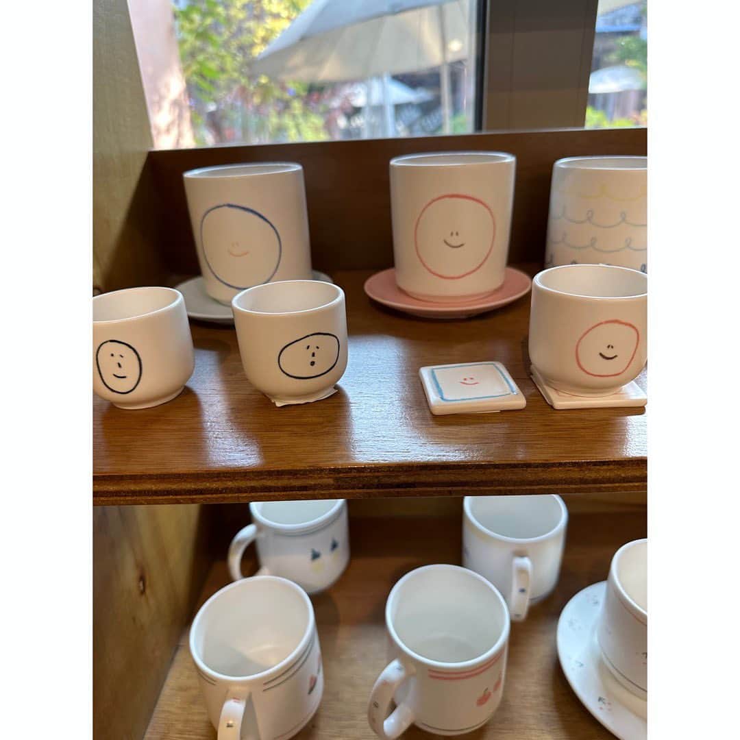 林美桜さんのインスタグラム写真 - (林美桜Instagram)「. 少し前の韓国一人旅の振り返り 自己満足で続けます🙇‍♀️ 一日目の大反省会のあと ホームシックをかなぐり捨てて…頑張ると決めた . 〜2日目〜 . 2）干し鱈のスープ（朝ごはん） 以前も訪れたことがあるお店 優しいスープが身に染みて🫶 オキアミ？とネギを入れながら食べるとさらにおいしい🥹 ハッピーな気持ちで店を出る間際、 二日酔いにもおすすめと書かれた看板を見かけて 二日酔いどころか なんもしてない昨日をまた思い出して 心折れかける。 . . 1.3）ソウル支局へ ※観光地ではありません！ 見学させてもらう約束を前もってしていたので向かう🏃 まず降りる駅を間違える もちろん迷子 結局、支局長に迎えにきていただく （申し訳なさすぎる。くぅ🥲） 落ち葉舞う中、軽やかに走ってくる支局長がスローモーションに見える。か、かかか神様…🥹 🍂　🍁　🍂 また救ってもらって着いたソウル支局。 ソウル支局はもちろん韓国人の方がほとんどなのに 日本語が飛び交っていてびっくり。 そしてなによりみなさんあたたかくて🥹 家より居心地よかった。笑 こんなふうに中継してるんだとか、 こんなふうに普段仕事してるよとか 色々お話聞いて学んで✏️ ここに載せてないですが、 集合写真までお願いしてしっかり撮ってもらい （図々しすぎて。本当に🙇‍♀️） 宝物になりました。 ※観光地ではありません！ . . 4.5）タッカンマリ #닭한마리  韓国ドラマをみていると、 会社員たちが昼休みになると 同僚を引き連れてランチに出かけるシーンがよくあって ずっと憧れだったんですが、 ちゃっかり夢叶えました🥹 支局のみなさんと食べました。 現地の皆さん、やっぱりランチ団体で楽しく食べてました。 昼でも鍋！！ドラマで見たそのまんま！！ タッカンマリの最後のうどん。絶品。 . . 6.7.8.9）ソンスドンへ #聖水洞#성수동 急に元気になり向かった ソンスドンでは 韓国の大好きな日常系YouTuber planDさんの真似して 同じお店をまわりました🫶 @_plan_d  工場の並びにおしゃれなお店が急に現れたり、 新旧が入り混じった街並みがおしゃれで めちゃくちゃ気分上がりました！ （街並み一枚も写真撮ってないけど） あと、現地の若いおしゃれな方が多かった。 セレクトされた小物がいちいちオシャレ☺️  私の写真センスがないため全く伝わらないのが とっっても残念 . . 10）コモングラウンド　#COMMONGROUND 1人じゃこの写真で限界 . 夜ご飯写真忘れ。 . 支局のみなさんに感謝の二日目🥹🥹🥹 流石に地下鉄の改札に慣れました。 2日目完。  #韓国旅行#한국여행 #韓国#한국#韓国旅#旅行#여행#一人旅」12月28日 21時08分 - miou0hayashi