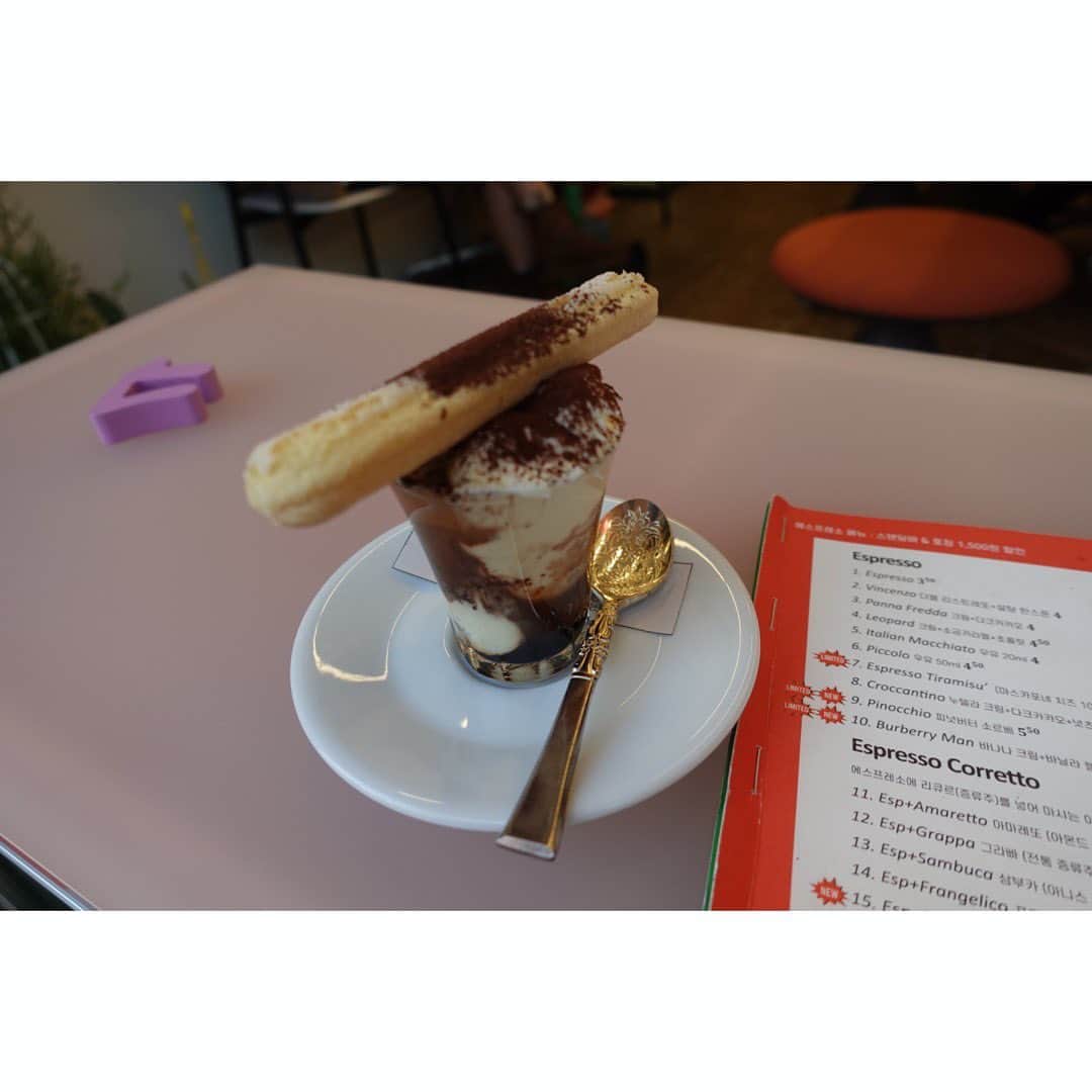 林美桜さんのインスタグラム写真 - (林美桜Instagram)「. 少し前の韓国一人旅の振り返り 自己満足で続けます🙇‍♀️ 一日目の大反省会のあと ホームシックをかなぐり捨てて…頑張ると決めた . 〜2日目〜 . 2）干し鱈のスープ（朝ごはん） 以前も訪れたことがあるお店 優しいスープが身に染みて🫶 オキアミ？とネギを入れながら食べるとさらにおいしい🥹 ハッピーな気持ちで店を出る間際、 二日酔いにもおすすめと書かれた看板を見かけて 二日酔いどころか なんもしてない昨日をまた思い出して 心折れかける。 . . 1.3）ソウル支局へ ※観光地ではありません！ 見学させてもらう約束を前もってしていたので向かう🏃 まず降りる駅を間違える もちろん迷子 結局、支局長に迎えにきていただく （申し訳なさすぎる。くぅ🥲） 落ち葉舞う中、軽やかに走ってくる支局長がスローモーションに見える。か、かかか神様…🥹 🍂　🍁　🍂 また救ってもらって着いたソウル支局。 ソウル支局はもちろん韓国人の方がほとんどなのに 日本語が飛び交っていてびっくり。 そしてなによりみなさんあたたかくて🥹 家より居心地よかった。笑 こんなふうに中継してるんだとか、 こんなふうに普段仕事してるよとか 色々お話聞いて学んで✏️ ここに載せてないですが、 集合写真までお願いしてしっかり撮ってもらい （図々しすぎて。本当に🙇‍♀️） 宝物になりました。 ※観光地ではありません！ . . 4.5）タッカンマリ #닭한마리  韓国ドラマをみていると、 会社員たちが昼休みになると 同僚を引き連れてランチに出かけるシーンがよくあって ずっと憧れだったんですが、 ちゃっかり夢叶えました🥹 支局のみなさんと食べました。 現地の皆さん、やっぱりランチ団体で楽しく食べてました。 昼でも鍋！！ドラマで見たそのまんま！！ タッカンマリの最後のうどん。絶品。 . . 6.7.8.9）ソンスドンへ #聖水洞#성수동 急に元気になり向かった ソンスドンでは 韓国の大好きな日常系YouTuber planDさんの真似して 同じお店をまわりました🫶 @_plan_d  工場の並びにおしゃれなお店が急に現れたり、 新旧が入り混じった街並みがおしゃれで めちゃくちゃ気分上がりました！ （街並み一枚も写真撮ってないけど） あと、現地の若いおしゃれな方が多かった。 セレクトされた小物がいちいちオシャレ☺️  私の写真センスがないため全く伝わらないのが とっっても残念 . . 10）コモングラウンド　#COMMONGROUND 1人じゃこの写真で限界 . 夜ご飯写真忘れ。 . 支局のみなさんに感謝の二日目🥹🥹🥹 流石に地下鉄の改札に慣れました。 2日目完。  #韓国旅行#한국여행 #韓国#한국#韓国旅#旅行#여행#一人旅」12月28日 21時08分 - miou0hayashi