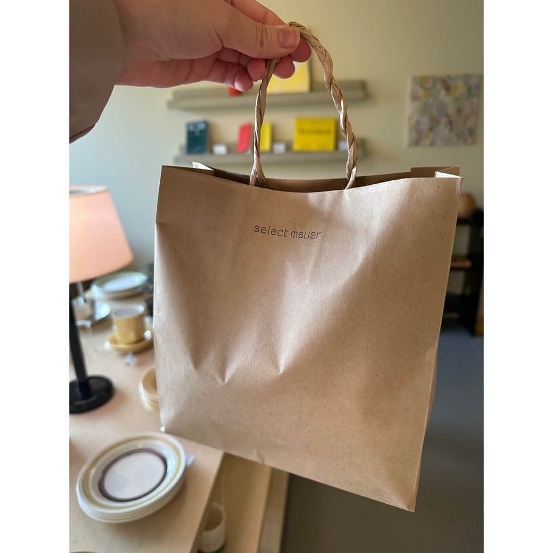 林美桜さんのインスタグラム写真 - (林美桜Instagram)「. 少し前の韓国一人旅の振り返り 自己満足で続けます🙇‍♀️ 一日目の大反省会のあと ホームシックをかなぐり捨てて…頑張ると決めた . 〜2日目〜 . 2）干し鱈のスープ（朝ごはん） 以前も訪れたことがあるお店 優しいスープが身に染みて🫶 オキアミ？とネギを入れながら食べるとさらにおいしい🥹 ハッピーな気持ちで店を出る間際、 二日酔いにもおすすめと書かれた看板を見かけて 二日酔いどころか なんもしてない昨日をまた思い出して 心折れかける。 . . 1.3）ソウル支局へ ※観光地ではありません！ 見学させてもらう約束を前もってしていたので向かう🏃 まず降りる駅を間違える もちろん迷子 結局、支局長に迎えにきていただく （申し訳なさすぎる。くぅ🥲） 落ち葉舞う中、軽やかに走ってくる支局長がスローモーションに見える。か、かかか神様…🥹 🍂　🍁　🍂 また救ってもらって着いたソウル支局。 ソウル支局はもちろん韓国人の方がほとんどなのに 日本語が飛び交っていてびっくり。 そしてなによりみなさんあたたかくて🥹 家より居心地よかった。笑 こんなふうに中継してるんだとか、 こんなふうに普段仕事してるよとか 色々お話聞いて学んで✏️ ここに載せてないですが、 集合写真までお願いしてしっかり撮ってもらい （図々しすぎて。本当に🙇‍♀️） 宝物になりました。 ※観光地ではありません！ . . 4.5）タッカンマリ #닭한마리  韓国ドラマをみていると、 会社員たちが昼休みになると 同僚を引き連れてランチに出かけるシーンがよくあって ずっと憧れだったんですが、 ちゃっかり夢叶えました🥹 支局のみなさんと食べました。 現地の皆さん、やっぱりランチ団体で楽しく食べてました。 昼でも鍋！！ドラマで見たそのまんま！！ タッカンマリの最後のうどん。絶品。 . . 6.7.8.9）ソンスドンへ #聖水洞#성수동 急に元気になり向かった ソンスドンでは 韓国の大好きな日常系YouTuber planDさんの真似して 同じお店をまわりました🫶 @_plan_d  工場の並びにおしゃれなお店が急に現れたり、 新旧が入り混じった街並みがおしゃれで めちゃくちゃ気分上がりました！ （街並み一枚も写真撮ってないけど） あと、現地の若いおしゃれな方が多かった。 セレクトされた小物がいちいちオシャレ☺️  私の写真センスがないため全く伝わらないのが とっっても残念 . . 10）コモングラウンド　#COMMONGROUND 1人じゃこの写真で限界 . 夜ご飯写真忘れ。 . 支局のみなさんに感謝の二日目🥹🥹🥹 流石に地下鉄の改札に慣れました。 2日目完。  #韓国旅行#한국여행 #韓国#한국#韓国旅#旅行#여행#一人旅」12月28日 21時08分 - miou0hayashi