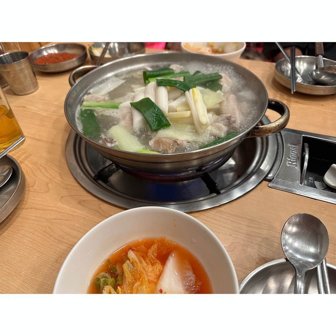 林美桜さんのインスタグラム写真 - (林美桜Instagram)「. 少し前の韓国一人旅の振り返り 自己満足で続けます🙇‍♀️ 一日目の大反省会のあと ホームシックをかなぐり捨てて…頑張ると決めた . 〜2日目〜 . 2）干し鱈のスープ（朝ごはん） 以前も訪れたことがあるお店 優しいスープが身に染みて🫶 オキアミ？とネギを入れながら食べるとさらにおいしい🥹 ハッピーな気持ちで店を出る間際、 二日酔いにもおすすめと書かれた看板を見かけて 二日酔いどころか なんもしてない昨日をまた思い出して 心折れかける。 . . 1.3）ソウル支局へ ※観光地ではありません！ 見学させてもらう約束を前もってしていたので向かう🏃 まず降りる駅を間違える もちろん迷子 結局、支局長に迎えにきていただく （申し訳なさすぎる。くぅ🥲） 落ち葉舞う中、軽やかに走ってくる支局長がスローモーションに見える。か、かかか神様…🥹 🍂　🍁　🍂 また救ってもらって着いたソウル支局。 ソウル支局はもちろん韓国人の方がほとんどなのに 日本語が飛び交っていてびっくり。 そしてなによりみなさんあたたかくて🥹 家より居心地よかった。笑 こんなふうに中継してるんだとか、 こんなふうに普段仕事してるよとか 色々お話聞いて学んで✏️ ここに載せてないですが、 集合写真までお願いしてしっかり撮ってもらい （図々しすぎて。本当に🙇‍♀️） 宝物になりました。 ※観光地ではありません！ . . 4.5）タッカンマリ #닭한마리  韓国ドラマをみていると、 会社員たちが昼休みになると 同僚を引き連れてランチに出かけるシーンがよくあって ずっと憧れだったんですが、 ちゃっかり夢叶えました🥹 支局のみなさんと食べました。 現地の皆さん、やっぱりランチ団体で楽しく食べてました。 昼でも鍋！！ドラマで見たそのまんま！！ タッカンマリの最後のうどん。絶品。 . . 6.7.8.9）ソンスドンへ #聖水洞#성수동 急に元気になり向かった ソンスドンでは 韓国の大好きな日常系YouTuber planDさんの真似して 同じお店をまわりました🫶 @_plan_d  工場の並びにおしゃれなお店が急に現れたり、 新旧が入り混じった街並みがおしゃれで めちゃくちゃ気分上がりました！ （街並み一枚も写真撮ってないけど） あと、現地の若いおしゃれな方が多かった。 セレクトされた小物がいちいちオシャレ☺️  私の写真センスがないため全く伝わらないのが とっっても残念 . . 10）コモングラウンド　#COMMONGROUND 1人じゃこの写真で限界 . 夜ご飯写真忘れ。 . 支局のみなさんに感謝の二日目🥹🥹🥹 流石に地下鉄の改札に慣れました。 2日目完。  #韓国旅行#한국여행 #韓国#한국#韓国旅#旅行#여행#一人旅」12月28日 21時08分 - miou0hayashi
