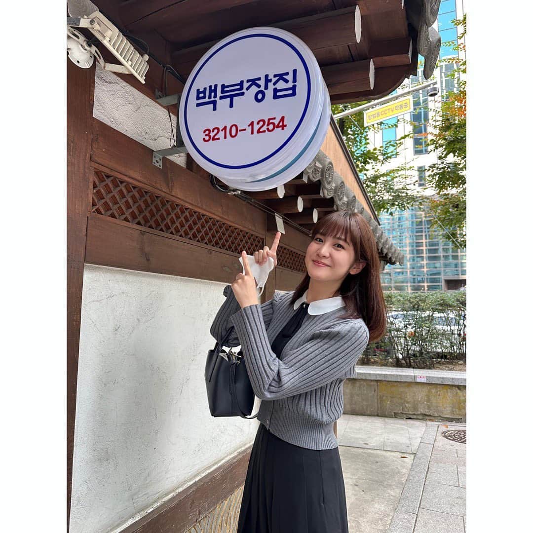 林美桜さんのインスタグラム写真 - (林美桜Instagram)「. 少し前の韓国一人旅の振り返り 自己満足で続けます🙇‍♀️ 一日目の大反省会のあと ホームシックをかなぐり捨てて…頑張ると決めた . 〜2日目〜 . 2）干し鱈のスープ（朝ごはん） 以前も訪れたことがあるお店 優しいスープが身に染みて🫶 オキアミ？とネギを入れながら食べるとさらにおいしい🥹 ハッピーな気持ちで店を出る間際、 二日酔いにもおすすめと書かれた看板を見かけて 二日酔いどころか なんもしてない昨日をまた思い出して 心折れかける。 . . 1.3）ソウル支局へ ※観光地ではありません！ 見学させてもらう約束を前もってしていたので向かう🏃 まず降りる駅を間違える もちろん迷子 結局、支局長に迎えにきていただく （申し訳なさすぎる。くぅ🥲） 落ち葉舞う中、軽やかに走ってくる支局長がスローモーションに見える。か、かかか神様…🥹 🍂　🍁　🍂 また救ってもらって着いたソウル支局。 ソウル支局はもちろん韓国人の方がほとんどなのに 日本語が飛び交っていてびっくり。 そしてなによりみなさんあたたかくて🥹 家より居心地よかった。笑 こんなふうに中継してるんだとか、 こんなふうに普段仕事してるよとか 色々お話聞いて学んで✏️ ここに載せてないですが、 集合写真までお願いしてしっかり撮ってもらい （図々しすぎて。本当に🙇‍♀️） 宝物になりました。 ※観光地ではありません！ . . 4.5）タッカンマリ #닭한마리  韓国ドラマをみていると、 会社員たちが昼休みになると 同僚を引き連れてランチに出かけるシーンがよくあって ずっと憧れだったんですが、 ちゃっかり夢叶えました🥹 支局のみなさんと食べました。 現地の皆さん、やっぱりランチ団体で楽しく食べてました。 昼でも鍋！！ドラマで見たそのまんま！！ タッカンマリの最後のうどん。絶品。 . . 6.7.8.9）ソンスドンへ #聖水洞#성수동 急に元気になり向かった ソンスドンでは 韓国の大好きな日常系YouTuber planDさんの真似して 同じお店をまわりました🫶 @_plan_d  工場の並びにおしゃれなお店が急に現れたり、 新旧が入り混じった街並みがおしゃれで めちゃくちゃ気分上がりました！ （街並み一枚も写真撮ってないけど） あと、現地の若いおしゃれな方が多かった。 セレクトされた小物がいちいちオシャレ☺️  私の写真センスがないため全く伝わらないのが とっっても残念 . . 10）コモングラウンド　#COMMONGROUND 1人じゃこの写真で限界 . 夜ご飯写真忘れ。 . 支局のみなさんに感謝の二日目🥹🥹🥹 流石に地下鉄の改札に慣れました。 2日目完。  #韓国旅行#한국여행 #韓国#한국#韓国旅#旅行#여행#一人旅」12月28日 21時08分 - miou0hayashi