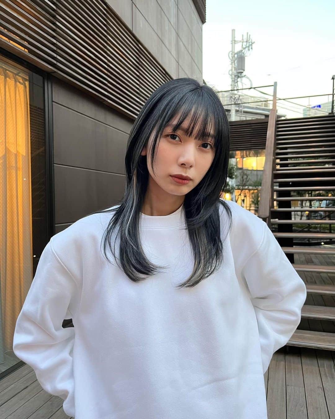 きなりのインスタグラム：「遂にブリーチした🥹👏 インナーにハイライトちびちびと入れてもらいました！わかるかなあ〜🤔 嬉しすぎて沢山撮ってもらった✌️ モデル始めてから髪型変えれなかったから、大学生ぶり？に染めたよ、校則破ってる気分ダヨ🚬  明日、わたしがプロモーションとして入っているEsportsチーム @reignite_ent の初オフラインイベントの日です！！ 沢山サポートして頂いた皆さまに楽しんでもらえるよう、ずっと準備してきました！！ 少し緊張しているけど、とても楽しみなので明日お暇な方は遊びにきてね🔥 この写真で着ているスウェットはイベント限定デザインのもの！数に限りがあるのでお早めに！まじ可愛いよ自信作…！！」