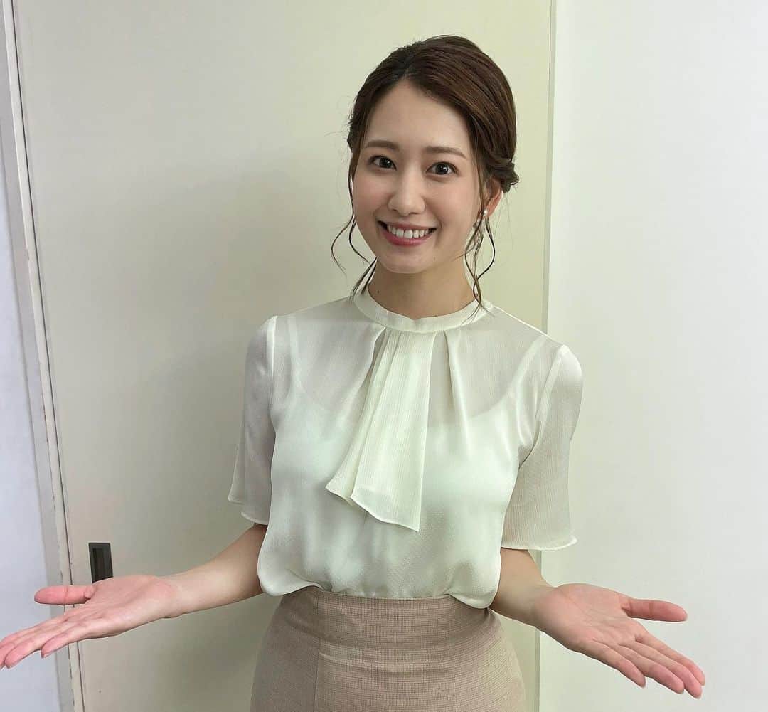 須貝茉彩のインスタグラム：「. 【マネーフォワード】さんのVPに ナビゲーター役で出演しています😌  WebやSNSなどの広告でご覧頂けるようです。  夏前に撮影したのでかなりの時差投稿💦  この手はね！笑 監督さんの指示でなかなか上手くできなくて 何回も練習したから写真でも使ってみました😂  #フリーアナウンサー #須貝茉彩」