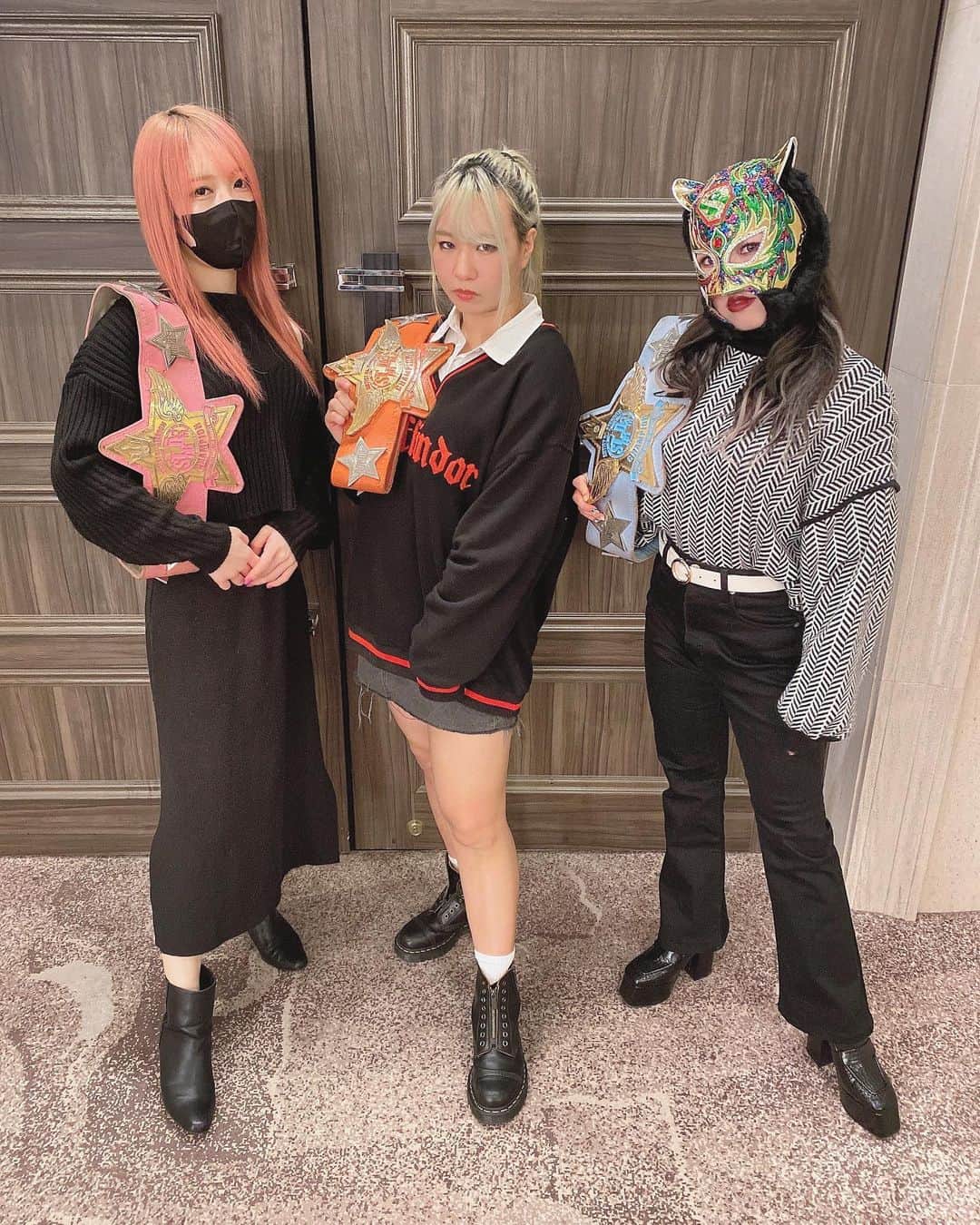 のインスタグラム：「明日は久しぶりのアーティスト防衛戦💙🧡💖 V6にして年越すよ👐 人生初のハードコア戦😈  #SLK #スターライトキッド #鹿島沙希 #渡辺桃 #OED #OEDotai #大江戸隊 #スターダム #女子プロレスラー #アーティストオブスターダム」