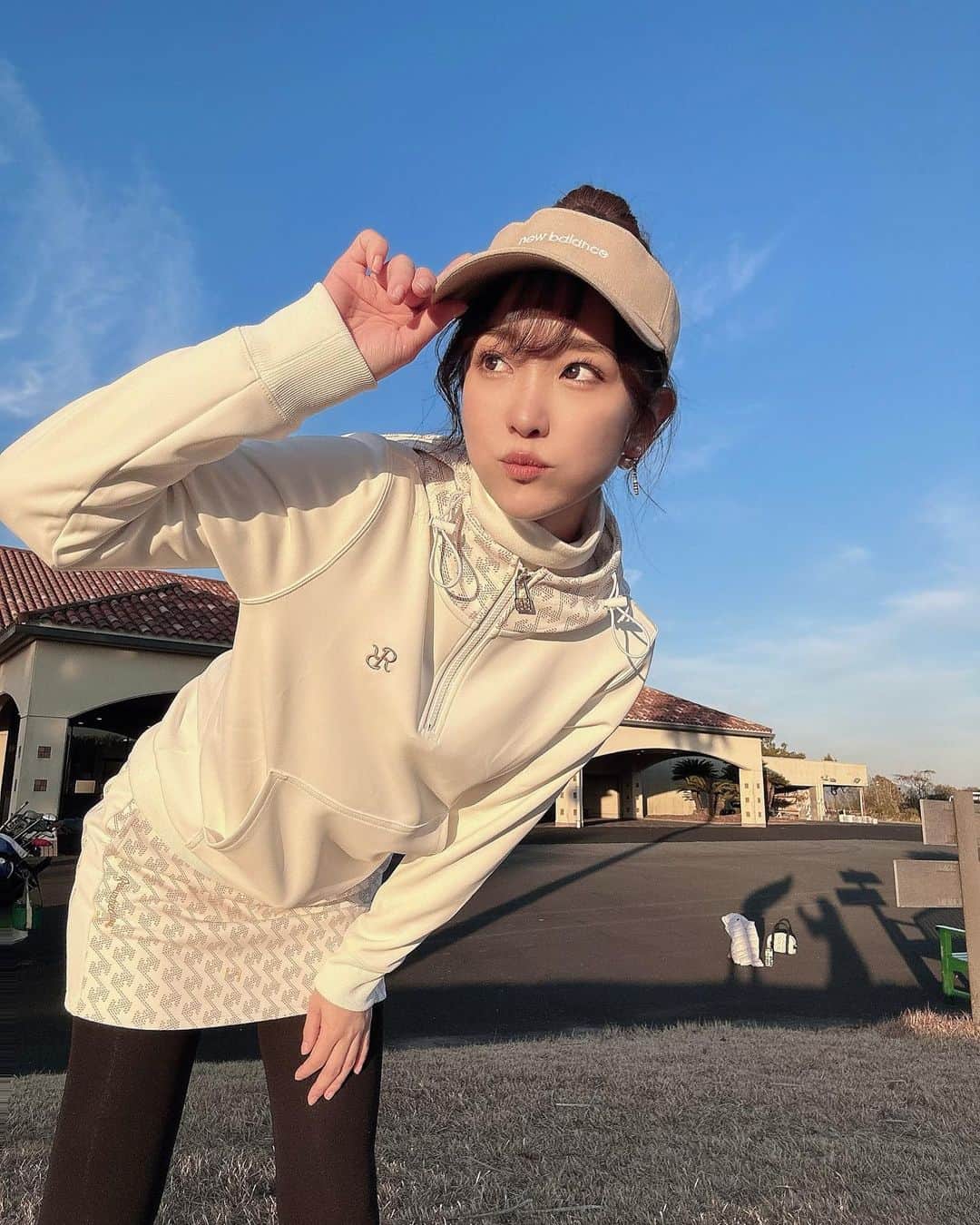 のインスタグラム：「誰ですかって言われたけど載せちゃお😇 たしかに誰だろうこの人🫢笑  @resurrection_tokyo のウェア🤍 パーカーもスカートも形が良くてお気に入りです🫶  キャディバッグもずっとレザレクションで大好きなクマを描いてもらったので6年くらい大事に使ってます🧸🤍  先月からスイングってどうやるんだっけ状態だけどお気に入りを見て、着てモチベーションを保っています…🌞✨  #ゴルフ #골프 #골프스타그램 #golf #golfcourse #ゴルフ女子 #ゴルフコーデ #ゴルフウェア #ゴルフ男子 #ゴルフファッション #golfstagram #golflife」