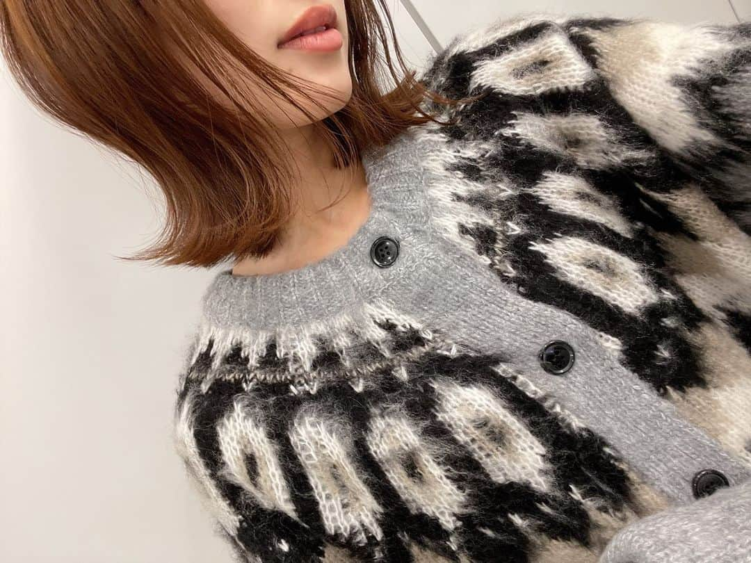 郡司恭子さんのインスタグラム写真 - (郡司恭子Instagram)「* マフラーLover🧣だからか 冬は静電気のパチパチ⚡️が悩み。  そんな事情と、 年末年始⚽️に向けて 気合を入れたい気分も重なり… ミディヘアに✂️✨  #静電気 #マフラー #🧣 #冬コーデ #ノルディックセーター  #ヘアスタイル #ミディアムヘア #✂️  #日本テレビ #日本テレビアナウンサー  #郡司恭子」12月28日 21時41分 - kyoko_gunji