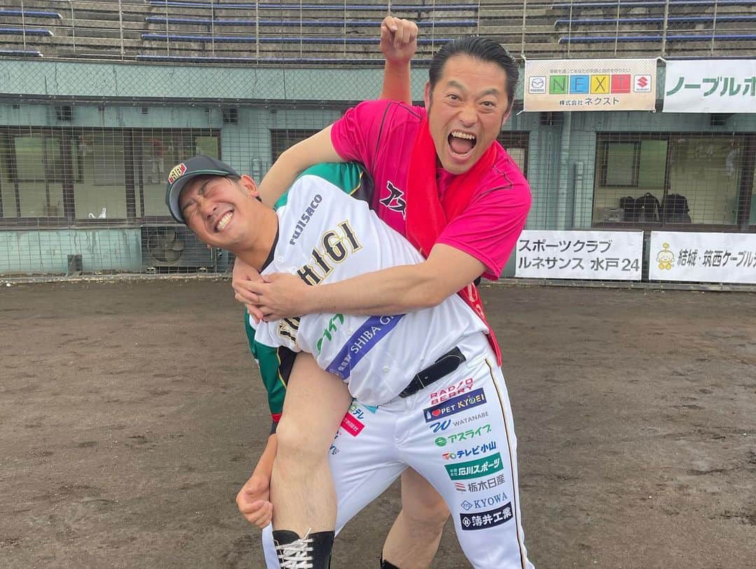 高野圭佑さんのインスタグラム写真 - (高野圭佑Instagram)「誕生日なりました。て事で軽く振り返りを。  今年は激動でしたが とても楽しく充実した1年だったように思えます  台湾中信兄弟や 栃木の独立リーグも ロッテのテスト生でマリンに行ったことも  そして多くの方との素敵な出会いも。  なんか辛気臭いけど 全然そんな事なくて めちゃ楽しかったです！！  そしてみなさま 🟥高野ケイスケのYouTubeも見てくださって有難うこざいます!!  おかげでさまで3ヶ月で 2000万回 再生達成 しました▶️   びっくりっす！！！笑 これからも動画は続けようかなと思ってます📺  あと高野ケイスケはサウナ好きで サウナの資格も取りましたし 来年もいっぱいサウナ行きたいと思います♨️  ぜひ高野とみんなでサウナしましょう！  まとまりないですがこんな感じで。  誕生日投稿でした、以上あざした。  #高野圭佑 #サウナ #高野ケイスケ #トライアウト受ける高野圭佑 #千葉ロッテマリーンズ #阪神タイガース #中信兄弟 #栃木ゴールデンブレーブス #？？？？？？」12月28日 21時50分 - keisuke_takano58