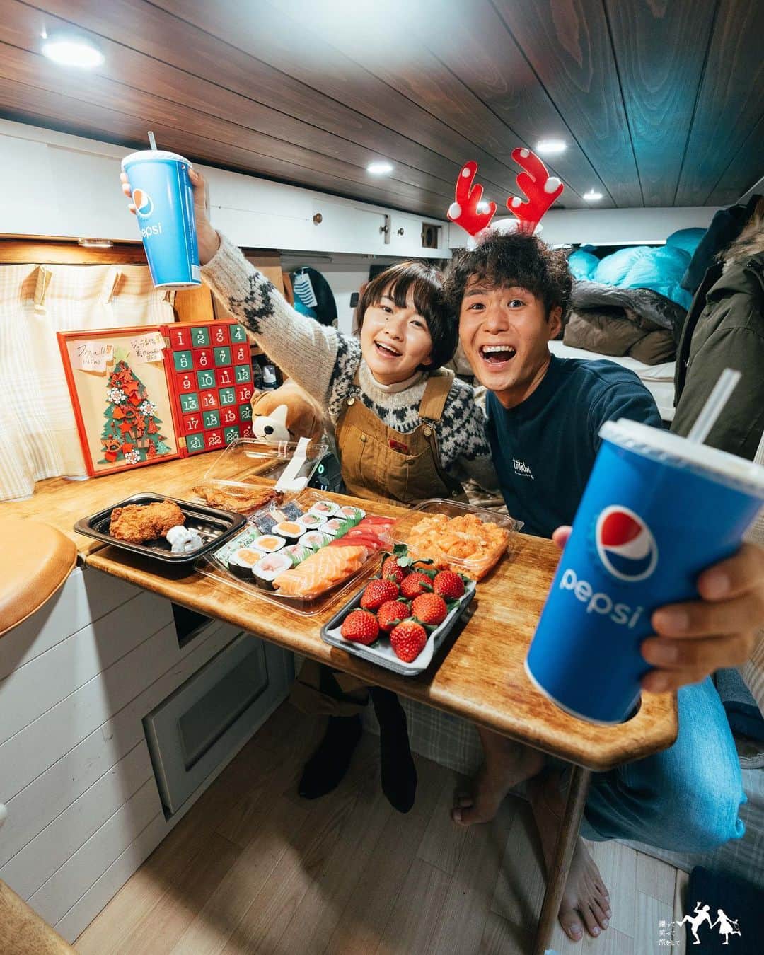 あーちゃんのインスタグラム：「『とったび離島編』がおわり、 ついにYouTubeでも本土に戻ってきました🎉🎉  最近の寒さやばくないか！？！！ 車中泊はもう寒すぎて寝袋がないとやばい🥶 ふわふわの布団と暖房が恋しくてたまらない、、。  クリスマスも車で過ごしたんだけど、コストコパーティがまじで最高だった、、！ 今年のこんちゃんからのプレゼントは変なメガネでした🥸 車がどんどんヴィレヴァン化していく！！笑」