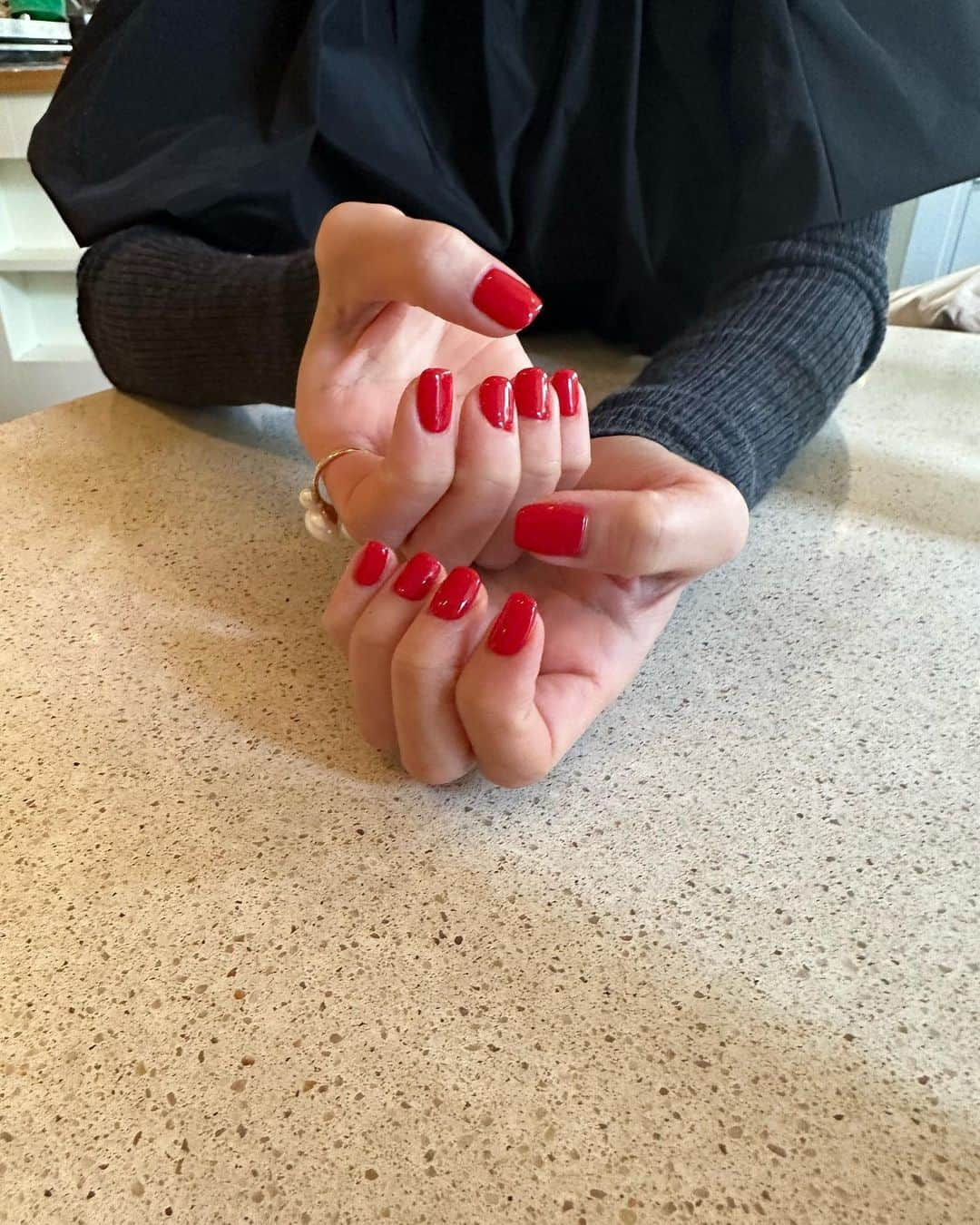 春名亜美さんのインスタグラム写真 - (春名亜美Instagram)「NEW NAILは鮮やかな赤❤️  年明けの撮影までネイルがもってくれることを祈る…🥺」12月28日 21時56分 - amiharunaami