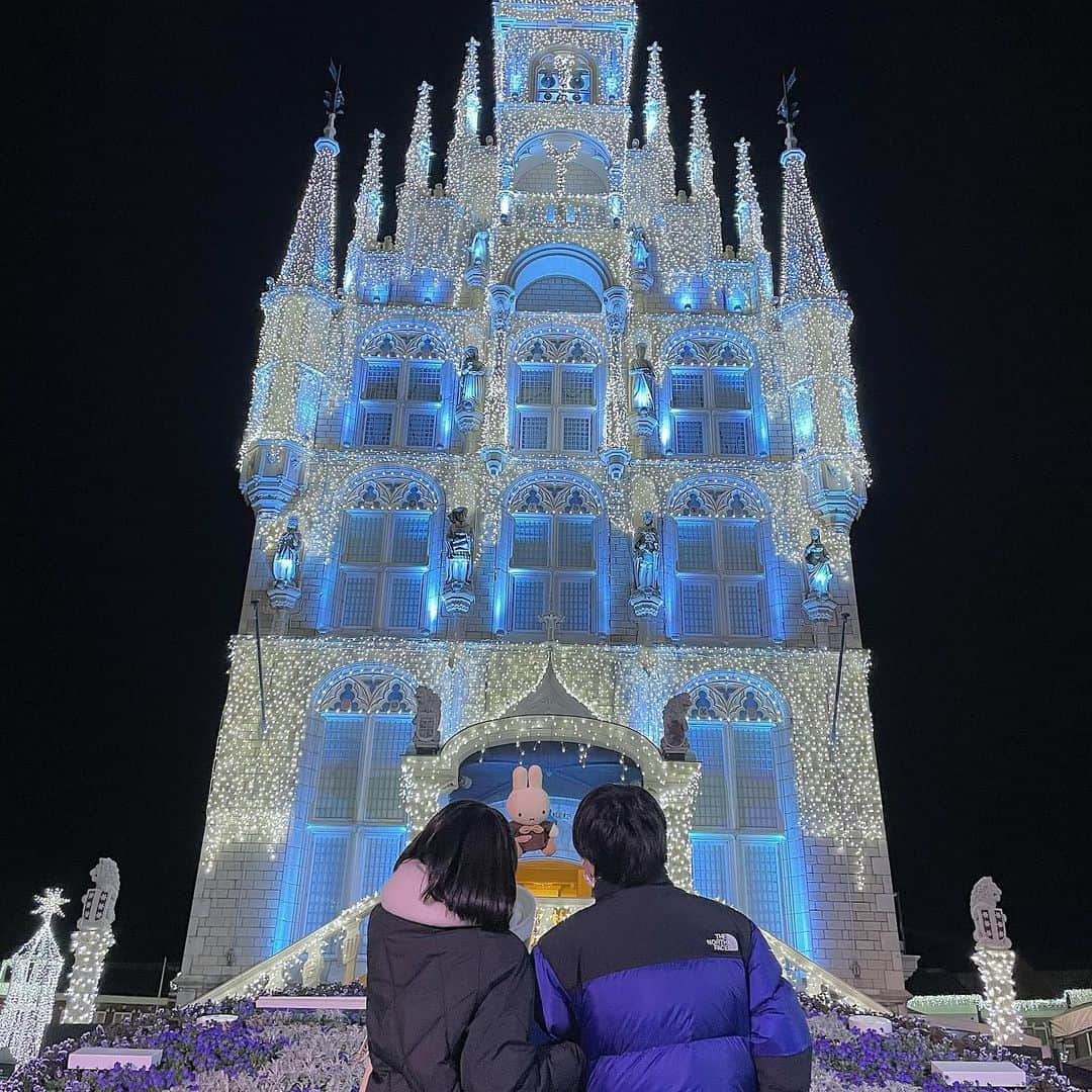 まひろのインスタグラム：「昨日の続き！！  @huistenbosch_official   昨日はミッフィー載せたんやけどハウステンボスもめちゃくちゃ良かったから見て！！  白銀の世界のイルミネーションバカ綺麗やった…  れいちゃんとクリスマスデートはできたんやけど、ちゃんとしたイルミネーション1日遅れたけど見れたから嬉しかったし、バリ綺麗やったほんまに…🥹  それとホテルも僕らのために取ってくださっててホテルも泊まらして貰ったけどハウステンボス内にあったしめちゃ楽やった🫡  ほんでチェックイン船なんヤバない？！初めてで興奮した😂内装も外装も海外っぽくてめちゃくちゃ綺麗やったからおすすめ！  部屋からの夜景も綺麗やった😮‍💨😮‍💨  ホテルヨーロッパって所！ハウステンボス行った際は是非！！これもYouTube撮ってるから楽しみにしてて！  #pr #ハウステンボス #ホテルヨーロッパ #白銀の世界 #長崎 #旅 #れいまひほーむ #カップル」