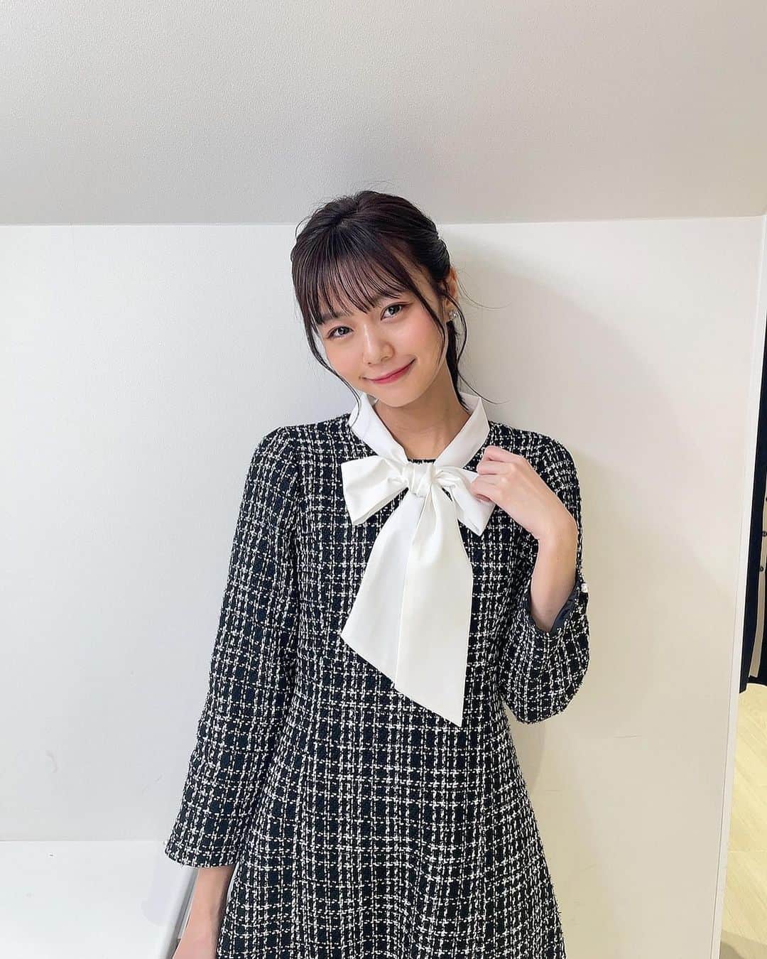 杉浦みずきのインスタグラム：「. クリスマス当日の放送🎄 おっきなリボンがついたワンピースでした🤍  #サンデーモーニング  ワンピース @swingle_official  イヤリング @anteprima_japan」