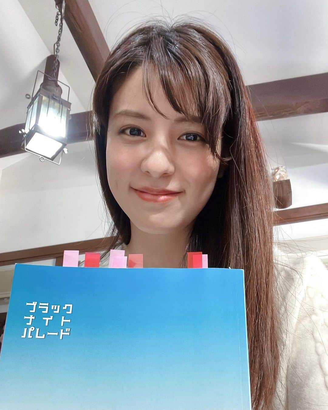 藤井美菜のインスタグラム：「. 映画「ブラックナイトパレード」🎄 見たよー、の声をありがとうございます☺️ 久しぶりの福田組の現場に、ワクワクした撮影でした⭐️ クリスマスの雰囲気満載の元気が出る作品なので、是非観てくださいね✨  영화 “black night parade”, 이미 봐주셨던 분들, 소감 감사합니다☺️ 오랜만인 “죠시즈”의 후쿠다 감독님 현장, 너무 재미있었어요⭐️ 쿠리스마스 분위기가 가득한 힘이 나는 작품이니까요, 많은 분들이 봐주시기 보랍니다.   #ブラックナイトパレード #福田雄一 監督 #映画 #blacknightparade #후쿠다유이치감독님 #죠시즈 #영화 #japanesemovie」