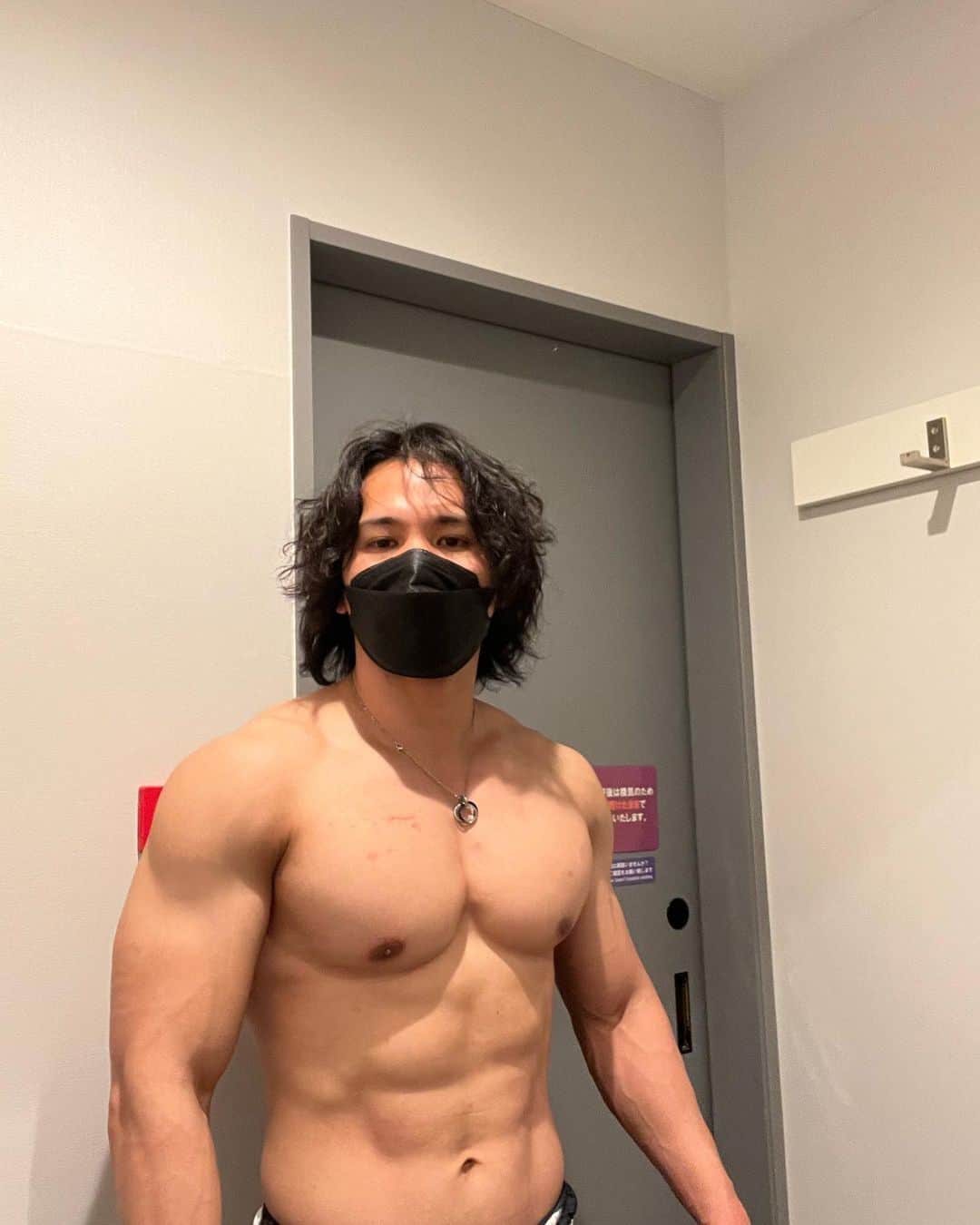 吉岡世起のインスタグラム：「記録用 10月11月12月とチートが続いた結果 体脂肪率が14%に、、、 怪我で落ちた重量は少し戻ったけど 2.21までにまた1桁に戻そう #ボディメイク #bodymake #workout」