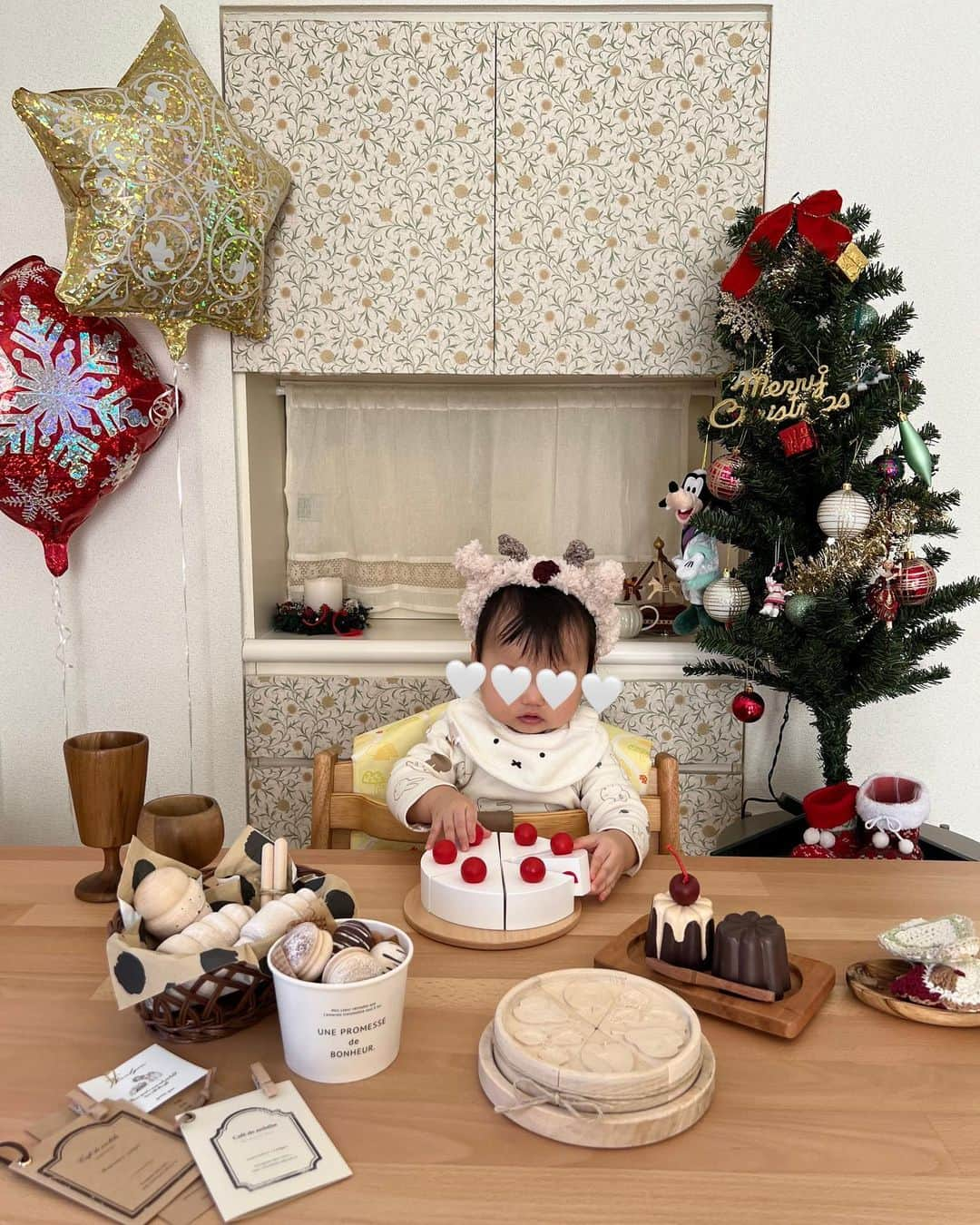 友寄蓮のインスタグラム：「2022.12.24 クリスマスの記録🫶  1歳になったので、集めていた木製スイーツをプレゼントしました🍰喜んでもらえて良かった！ 大切に遊ぼうね🤍  おもちゃ購入ショップなど、タグ付けしておきます⸝⋆  #クリスマス#女の子ママ#女の子ベビー#木製おもちゃ#木製おままごと」