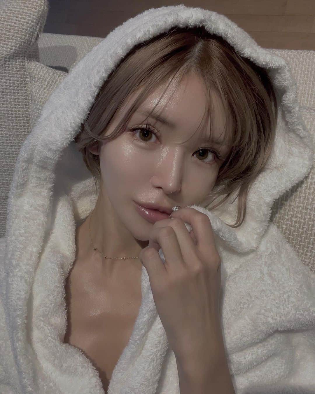 小原優花のインスタグラム：「NNE @nneshop_official の日本初の天然ニードル配合の炭酸パック💕  ゲル状のテクスチャのパックを塗って固まったら剥がすだけ✨  備長炭や3種のクレイ、天然由来AHAを含む黒のパックは毛穴汚れがスッキリ落ちて、ピーリング効果で肌がもっちりツヤツヤになって感激しました！🥺🖤🖤  針の痛みは感じなくて、微細なニードルで角質層にしっかり美容成分が浸透するので、週１回のホームエステ感覚でスペシャルケアにおすすめです🧖🏼‍♀️  各週ごとに黒の毛穴洗浄パックと緑の肌を整えるCICAパックを交互に使用し、ゆらぎにくい整ったお肌に🙆‍♀️💓  忙しくて日頃は簡単なステップのケアになりがちでも、NNEのニードルパックなら週1でOKなのでとっても続けやすいです！☺️💗💗  #NNE炭酸パック #ニードル炭酸パック #ニードルパック #炭酸パック #スキンケア #スペシャルケア #3_NNE #PR」