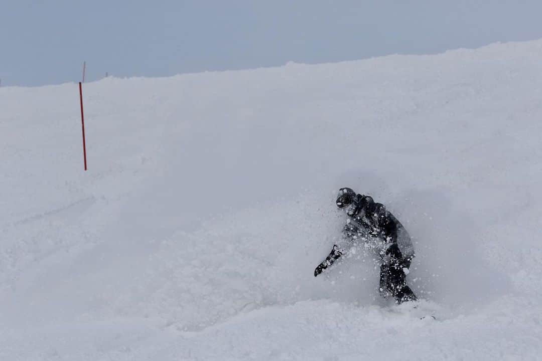 吉田拓巳さんのインスタグラム写真 - (吉田拓巳Instagram)「念願のこの季節がやってきて、先日シーズンイン！ 早速良い感じの大当たりでした….!!!  Photo by @96_taka   #snowboard  #niseko  #powder」12月28日 22時29分 - tkmivj