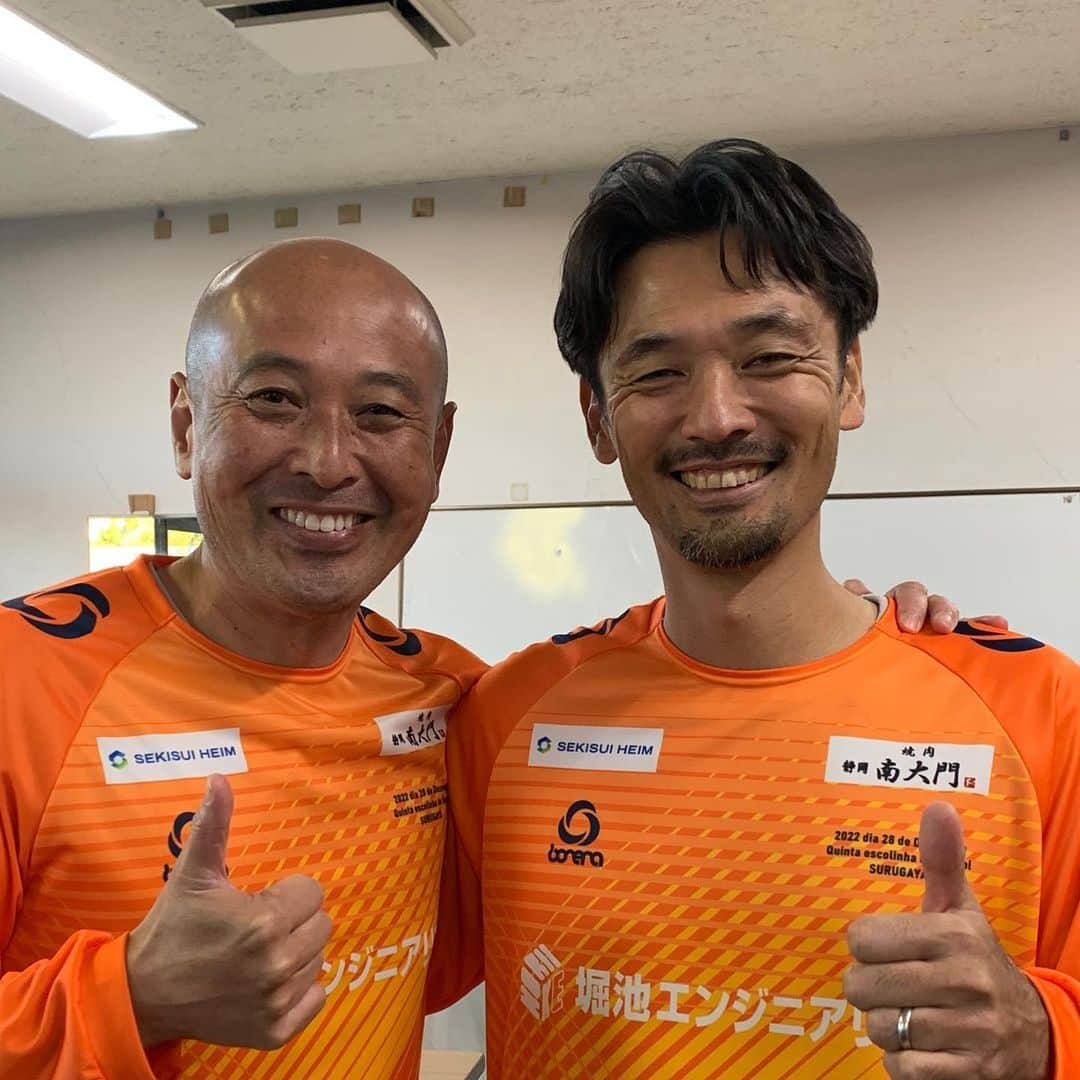 戸田和幸のインスタグラム：「今日は静岡まで。 多くのエスパルスOB&現役、日本代表OBが集まりクリニックとエキシビジョンマッチ。 プレイヤーとしてイベントに参加する事はもうだいぶ前に辞めたんですが、今回は静岡でのイベントで懐かしい方達にも会えるという事もあり参加させていただきました。 30分ハーフの試合は流石にしんどかったですが、プレーする楽しさを思い出せる貴重な時間となりました。 良香さんとは来季監督として、羽田も愛媛でGKコーチを務めているのでJ3リーグで対戦する事になりました。 長い年月を経て立場は変われど再びピッチで闘える事を嬉しく思います、観る人を魅了する試合を見せられるようお互い頑張りましょう。 今夜は解説者として最後の試合になりますが、エキシビジョンマッチで疲れ果てたのでいつもより早めに仮眠に入ります。  このあと29時からSPOTVでリーズvsマンチェスターシティ、皆さん是非ご覧ください。  #静岡  #清水エスパルス #エスパルス #駿河屋 #サッカークリニック #懐かしい  #仲間 #監督 #プレミアリーグ #解説 #最後 #ラストダンス #ありがとうございました  #仮眠」