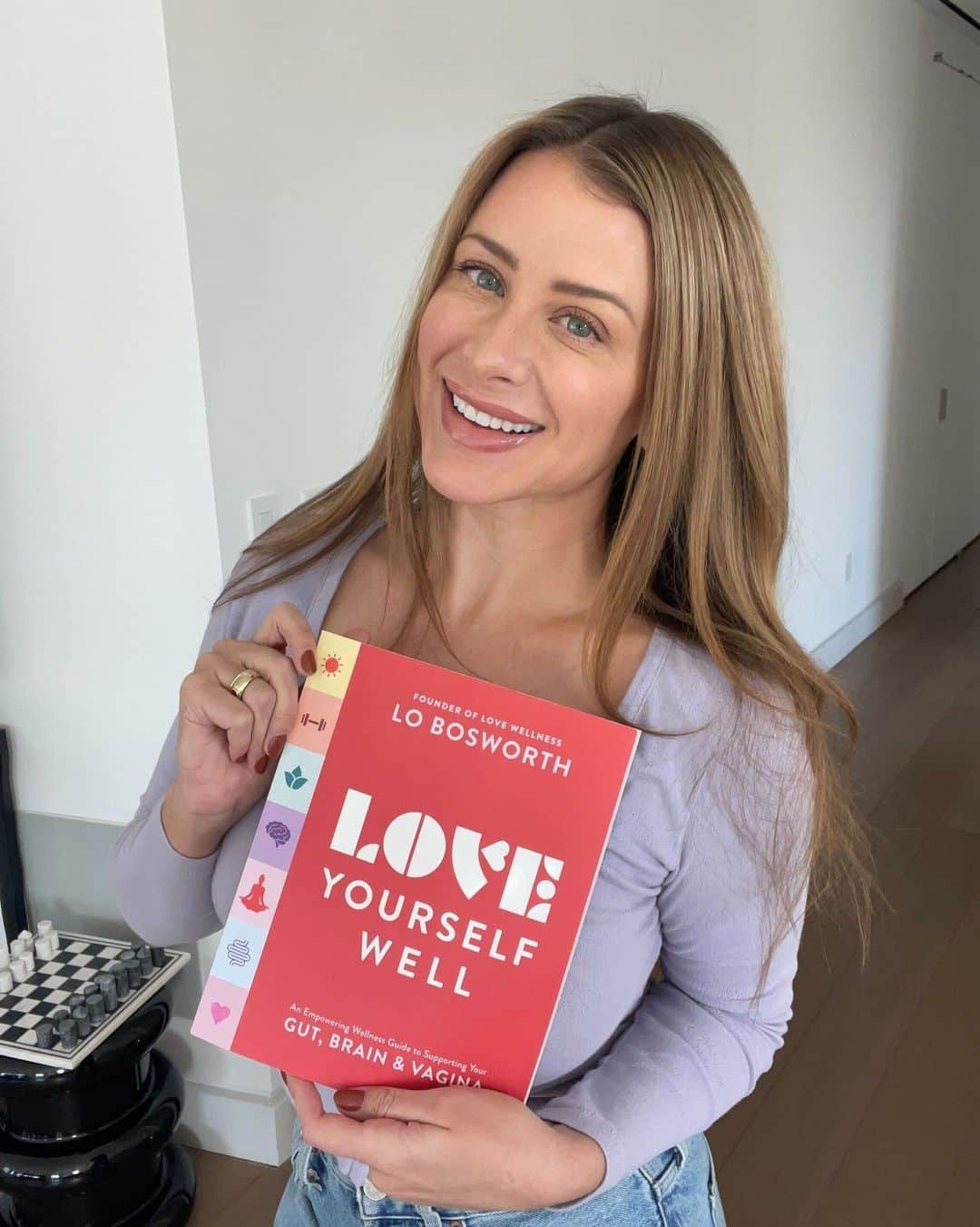 ロー・ボスワースのインスタグラム：「Meet Love Yourself Well, my NEW book! This book is your guide to go from blah, to balanced and blissed! If you pick it up, send me a picture- I'd love to see it on your bookshelf ❤️  Curious what to expect from Love Yourself Well? My book includes:  🧪Ground-breaking science that explains the gut-brain-vagina connection 🥦 A 5 week wellness plan to heal your gut, brain, and vagina created by board-certified nutritionist, @jhwellnessco 😃 25 recipes from yours truly 🏃‍♀️ A full-body movement plan ⚠️ A list of toxins to toss 💊 A gut-brain-vagina supplement plan ✨And MORE!  You can get your copy at lovewellness.com, @target, @amazon, or your favorite book retailer! ❤️」