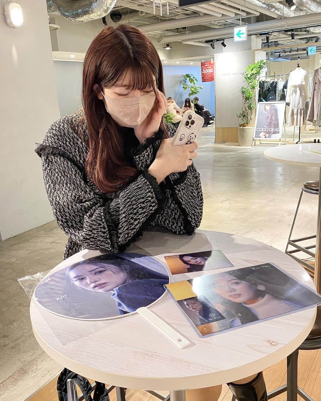 たんりいのインスタグラム：「. . 楽天モバイル乗り換えて使ってみてるけど 変えてよかったと実感してるっ🥺✨  大阪旅行行った時も渋谷とか人の多い ところとかでも問題なく使用できてるし このままの感じだと月額の支払いが かなり安くなりそうっ！！😭💕  20GB以内に抑えられたから データ使用料¥1,980(税込¥2,178)🥺💕💕 前は¥7,000ぐらいかかってたから 3分の1ぐらいで収まりそうっ😭✨✨✨  推し活かなりお金かかるから本当に有難い🫶 みんなも乗り換え考えてみても良さそう🥺  #PR #楽天モバイル」