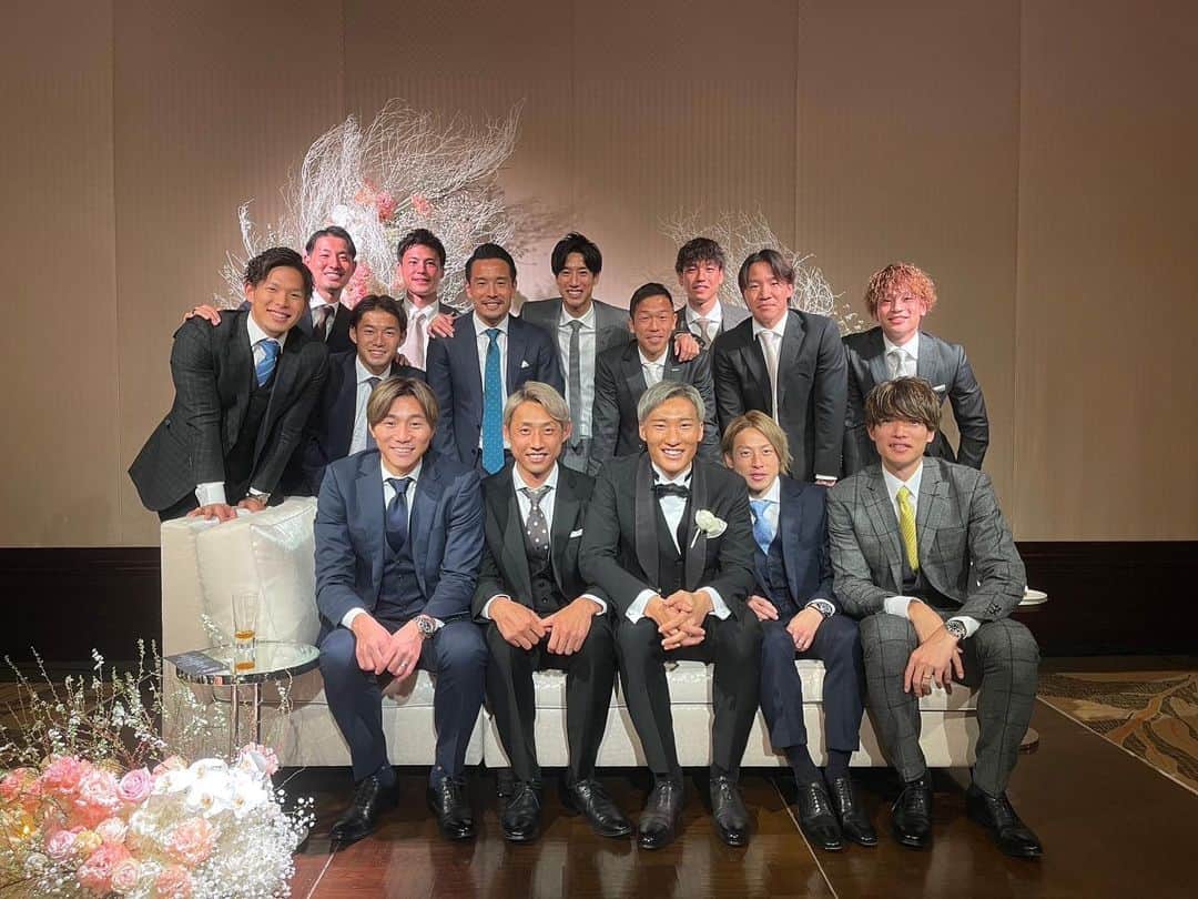 のインスタグラム：「・ 最高の結婚式だった💒  #懐かしいメンバーばかり #間違い探しみたいになってるし #奥様の写真ないし #男臭いし #まだまだ同い年頑張ろうぜの写真を添えて  そして今日半年前から式の参加が決まってたから成立の応援行けなかったけどおめでとう㊗️㊗️ 式中も気にして見てたよ👍 31は応援いきます📣」
