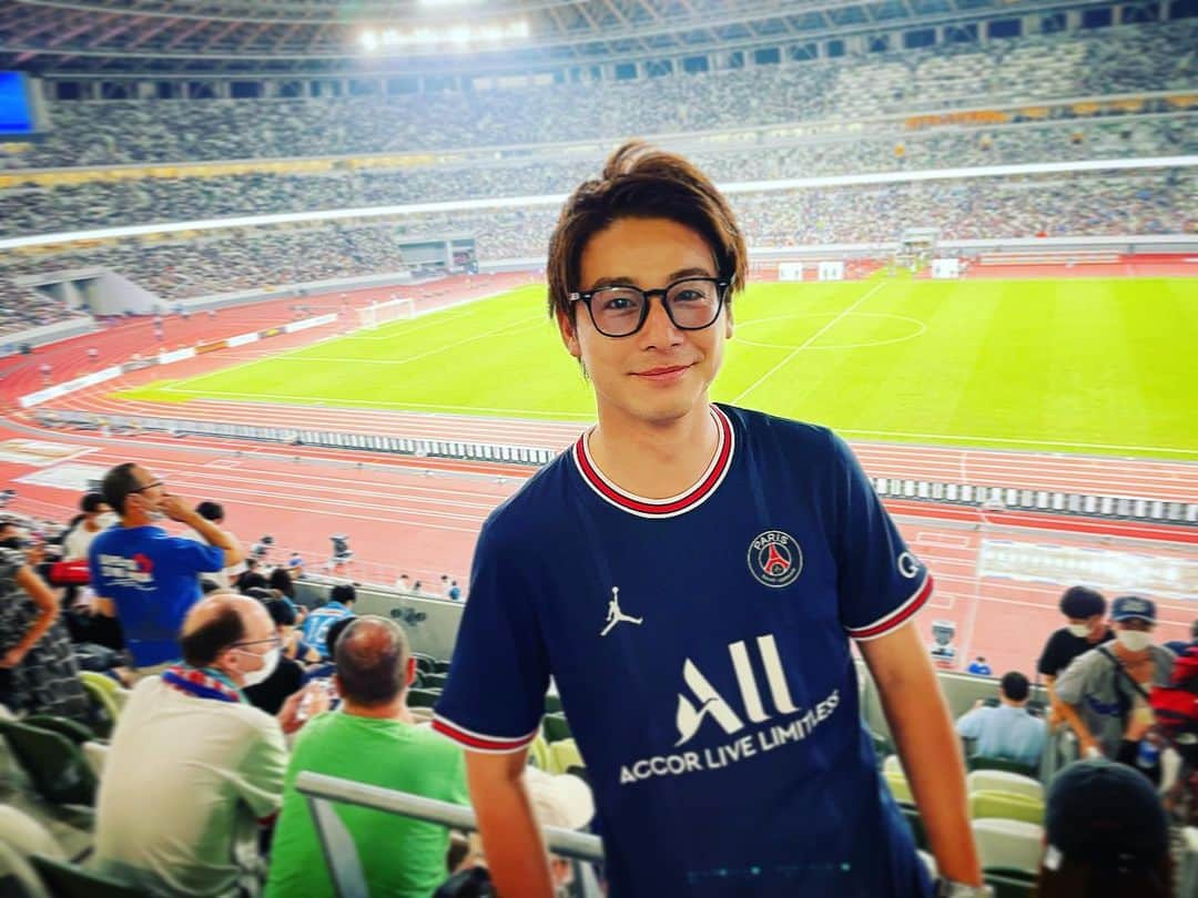 小松正英さんのインスタグラム写真 - (小松正英Instagram)「. W杯ロス。  今大会は現役の時以上に 前のめりになって試合を観たと思う。  写真はPSGのJAPANツアーの時。  🇦🇷vs🇫🇷の決勝で 最高のパフォーマンスを魅せてくれたメッシとエムバペ。 生で観られたのは本当に幸せだった。  あの2人がチームメイトだもんな・・・ . . . #W杯 #PSG #メッシ #エムバペ」12月28日 22時27分 - masa_fb.ank