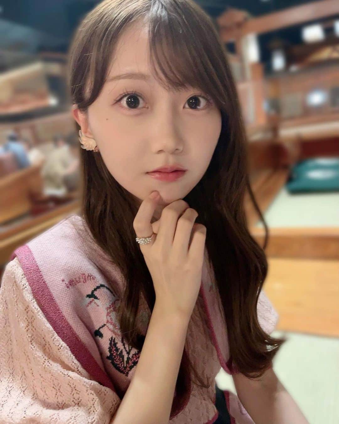 のインスタグラム：「❤︎  かわいいお洋服も大好きなメイクも わたしを助けてくれるお守りみたいなもの🐇  #乃木坂46 #矢久保美緒 #miogram」