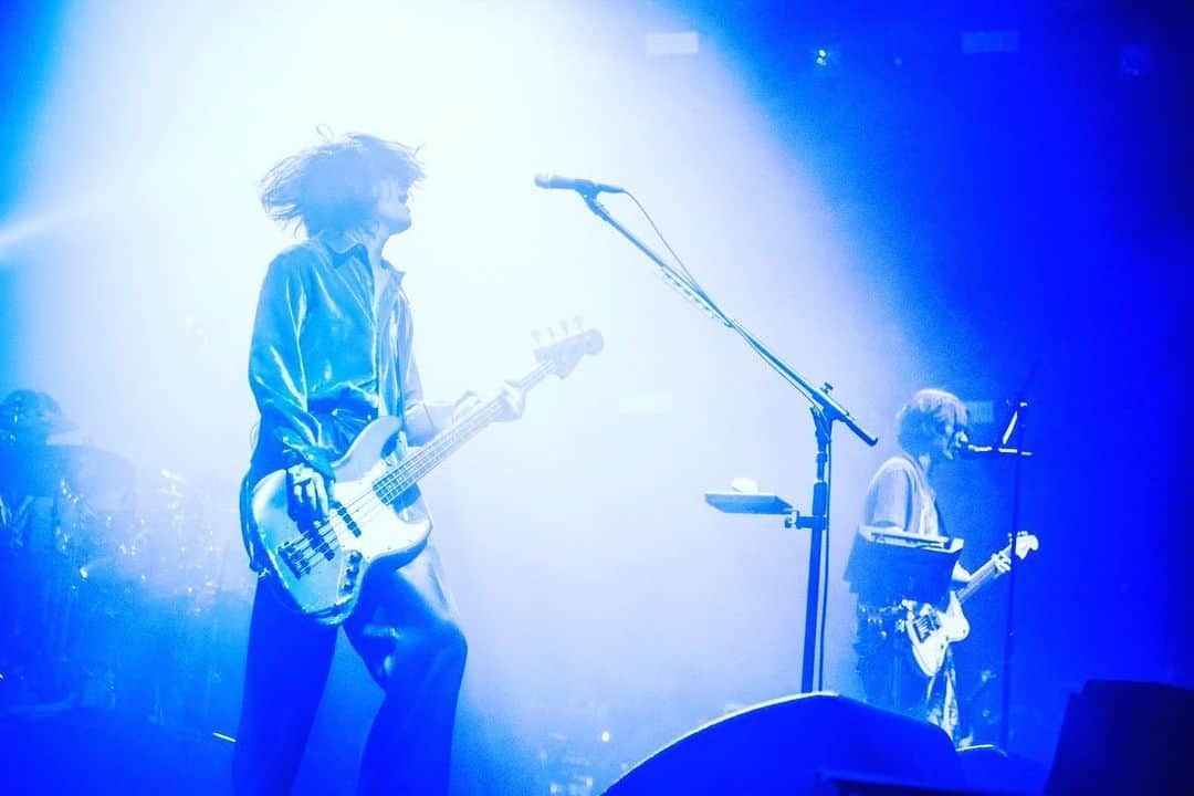 磯部寛之のインスタグラム：「Thank you COUNT DOWN JAPAN!! The last performance of 2022 turned out to be a blast. Had a very rare experience of myself being on stage without my bass hanging from my shoulder. Thanks to @yoohei_alexandros for having me on stage. Hiro CDJありがとうございました！！今年最後のステージ、最高に楽しかったです。皆キラキラギラギラしてました。そして、急遽Uruさんのピンチヒッターで弾き語り出演した洋平のステージで、ベース持たずにハンドマイクという激レア体験もしました。新鮮でこれまた楽しかったです。洋平呼び入れてくれてありがとう。ひろ #alexandros #cdj #幕張メッセ」