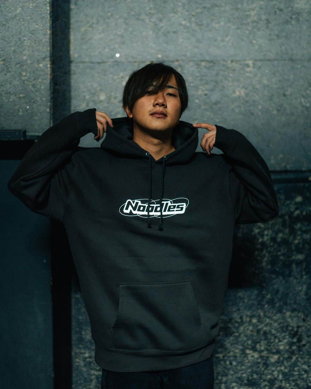 そらちぃのインスタグラム：「🍜STORE OPEN🍜  ▫︎Noodles STORE https://noodles-fdmr.stores.jp/  ▫︎Noodles Hoodie (SUMI / WHITE)  PRICE : ¥6,800 (in tax) SIZE : FREE (着丈76/身幅63/肩幅55/袖丈62) LOGO DESIGN : @mulberry305 PHOTO : @holyhuman__1231」