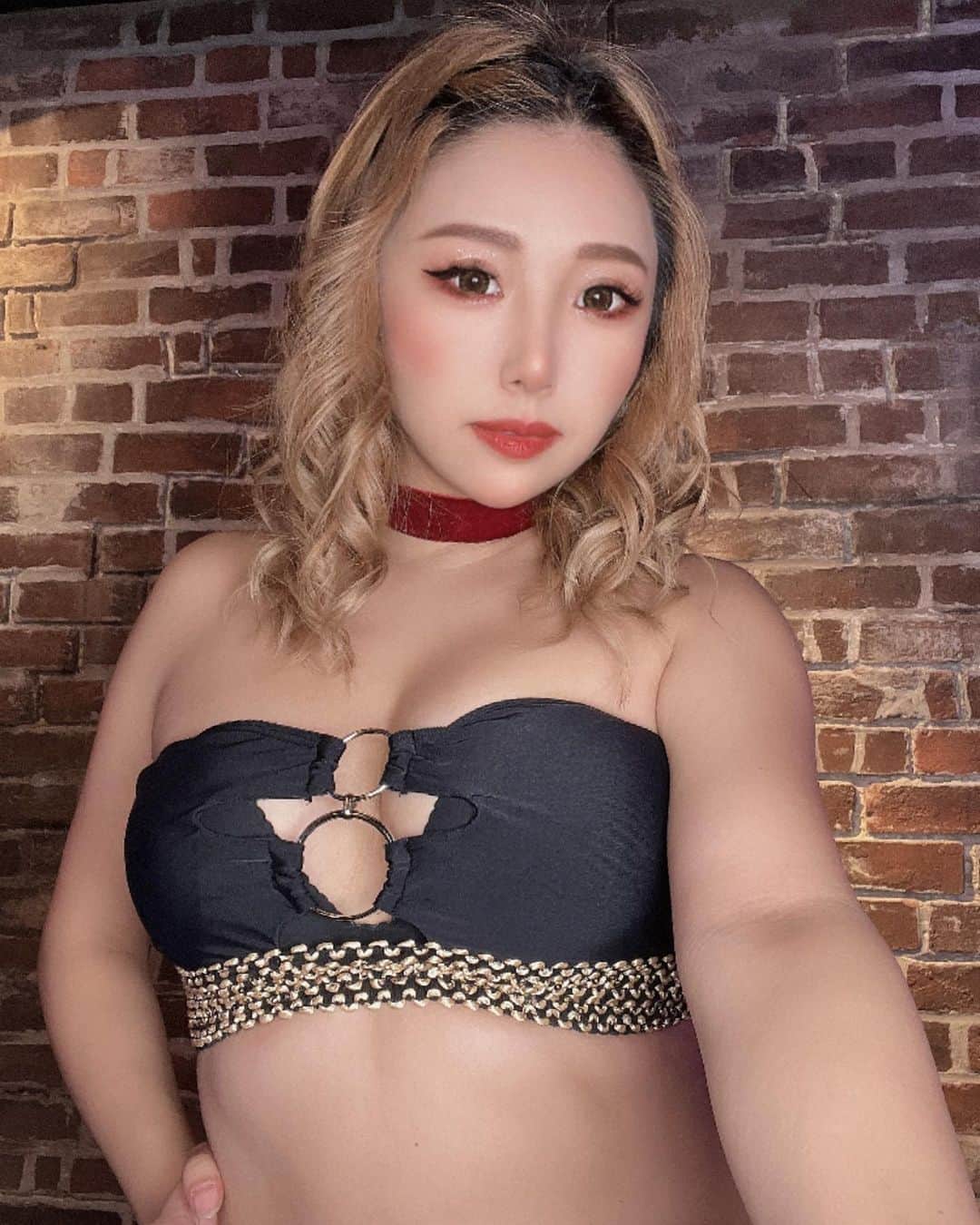 REIちぇるのインスタグラム：「2022年ももうすぐ終わりですね☺️ みなさんどんな一年でしたか？ 私はＳＴＯＰという名がつけられるほど、疲れが抜けなくて全てが止まっていた一年でした😤 でも毎日幸せで、温泉や沖縄、布団でぬくぬく幸せな一年でした笑  来年からは動き出す一年にしたいと思います♡  ラスト出演は ２９日✨です！ ぜひレイチェル納めしにきてくださいね😜 ご予約お待ちしております♡  #パリオン #バーレスク東京 #水着 #六本木 #showgirl #ダンス」