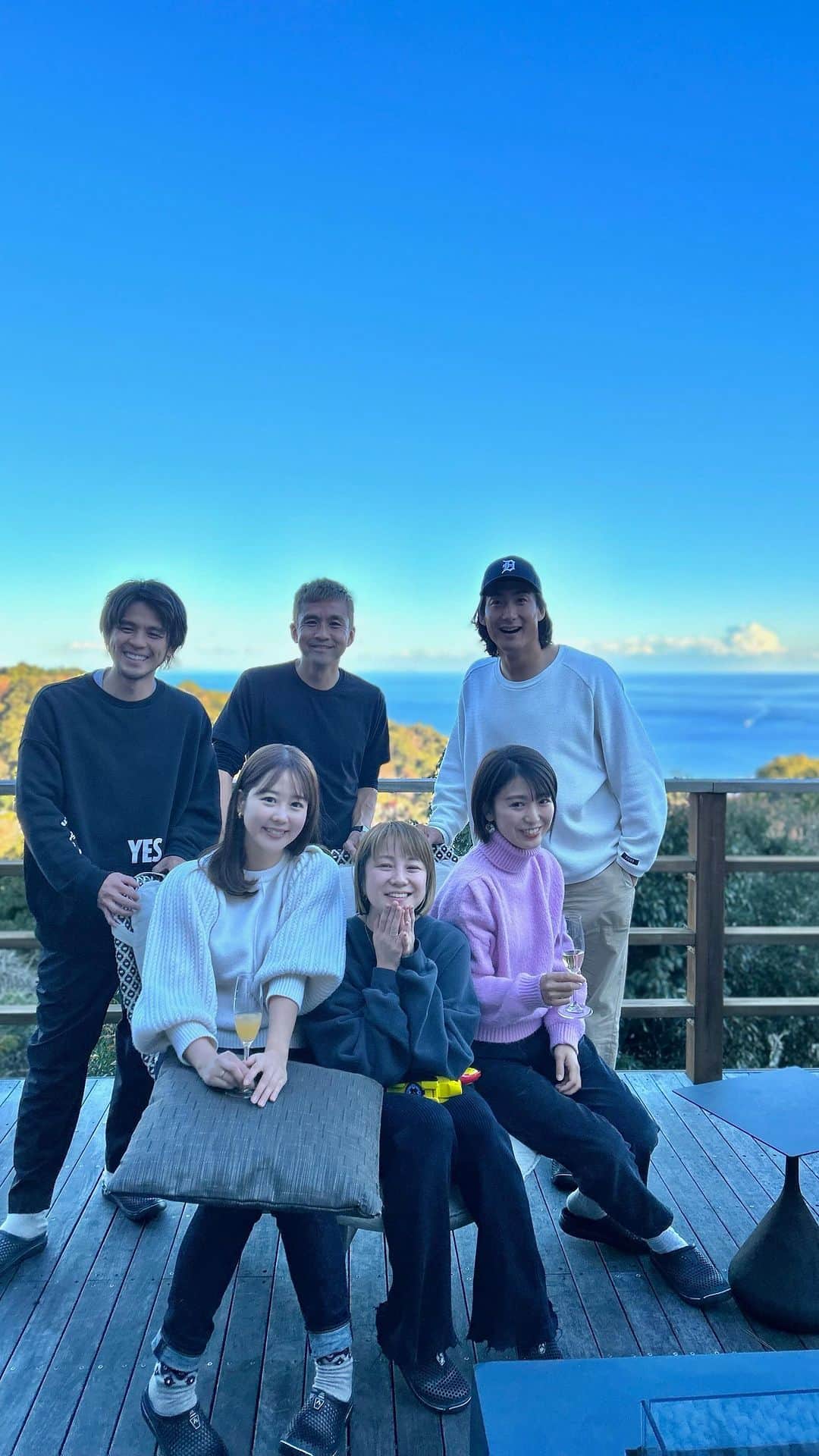 石井謙伍のインスタグラム：「今年のクリスマスは大好きなメンバーと過ごすことが出来ました🎅🎄  みんな子供がいない時からたくさん旅行したり遊んだりしてきたけど、今ではメンバーも増え楽しさも倍増になりました🥹  まさかの引退のお祝いもしてもらいました😭ありがとう😭  それにしてもito（カードゲーム）楽しかったなあ🙌笑」