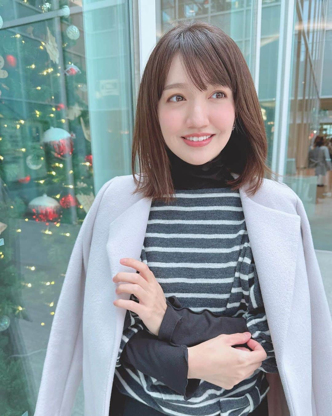 赤松麻里菜さんのインスタグラム写真 - (赤松麻里菜Instagram)「今年最後の美容院💇‍♀️❄️ 自分的には結構ばっさり✂︎✨ 樋山さんのカットはこの絶妙な長さでもしっかりまとまって、ほんと毎回感動する🥺 巻かなくても良い感じだから、コテ使うの月1ぐらいになった😂♡ カラーも今回も好き過ぎる…艶感のある素敵な色🌰✨ 今年も親娘でお世話になり本当にありがとうございました👩‍👧🙏✨ @shun_0824  #ヘアカット #冬カラー #ママヘア #女の子ママ #姉妹ママ #2人育児 #2歳差育児 #3歳差育児 #ママライフ #育休 #育休中 #育休中の過ごし方 #赤ちゃんのいる生活 #赤ちゃんのいる暮らし #骨格ウェーブ #骨格ウェーブコーデ #ママコーデ #イエベ #イエベ春」12月28日 23時15分 - marigram0726